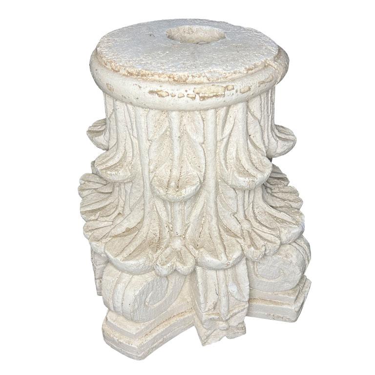 20ième siècle Porte-parapluie à piédestal en céramique de style néoclassique corinthien avec décorations florales en vente