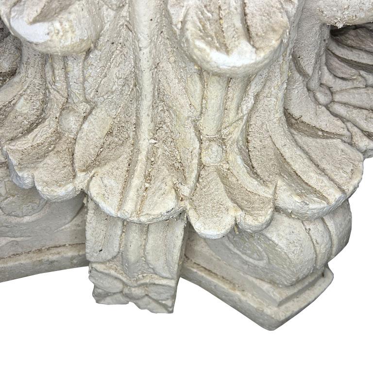 Porte-parapluie à piédestal en céramique de style néoclassique corinthien avec décorations florales en vente 1