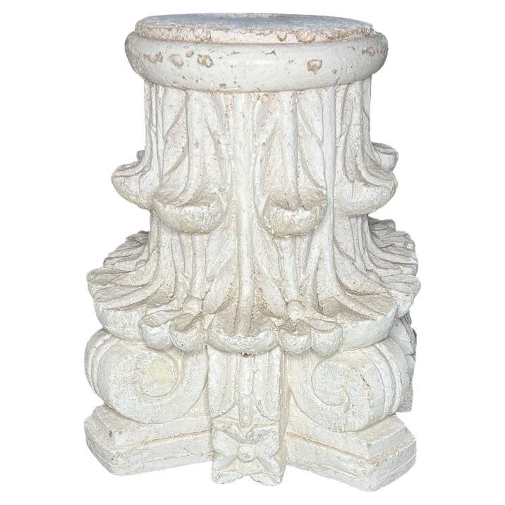 Porte-parapluie à piédestal en céramique de style néoclassique corinthien avec décorations florales en vente