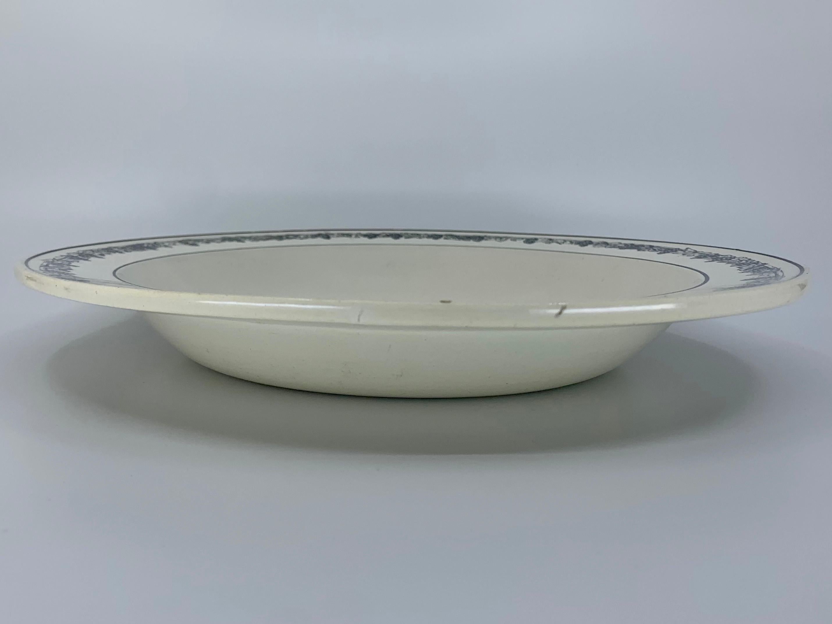 Néoclassique Assiette en faïence crème néoclassique Creil en vente