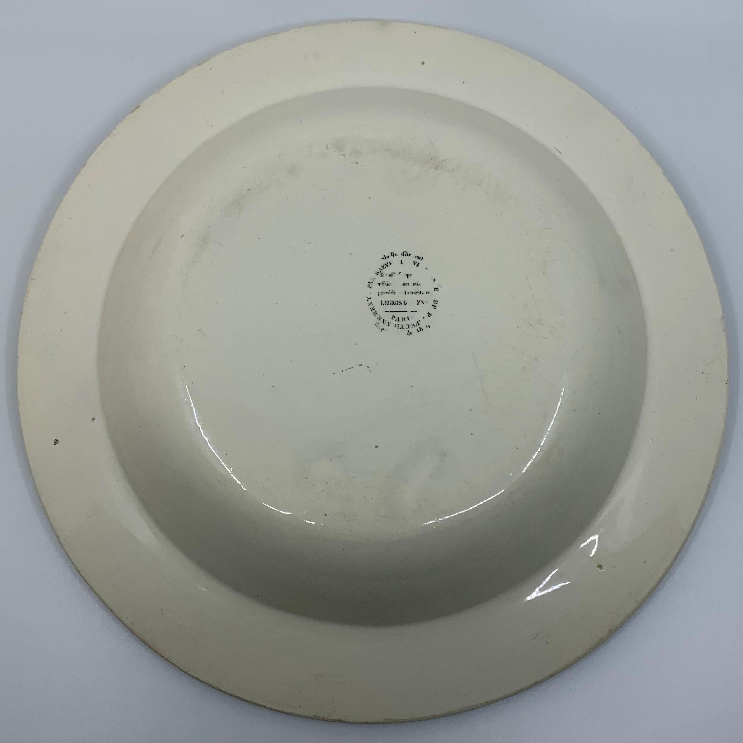 Peint à la main Assiette en faïence crème néoclassique Creil en vente