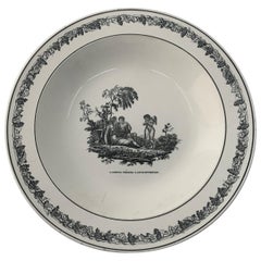 Piatto Cupido neoclassico in ceramica cremosa