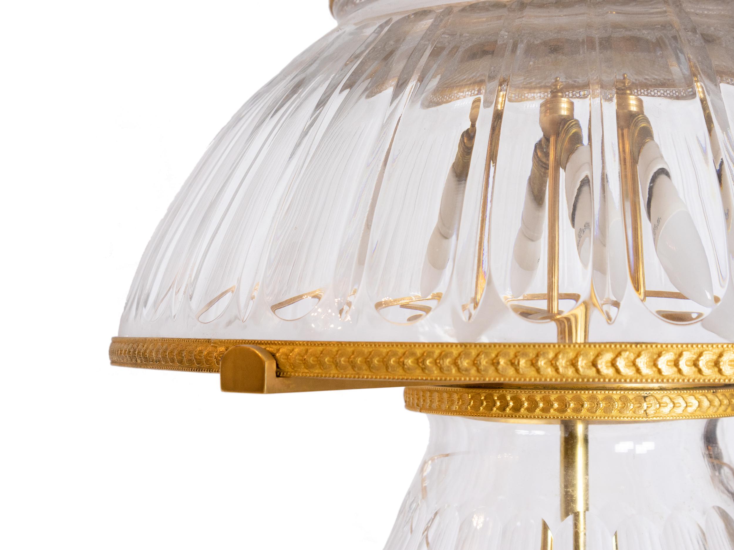 Français Lampe de table néoclassique en cristal et bronze, 20e siècle en vente