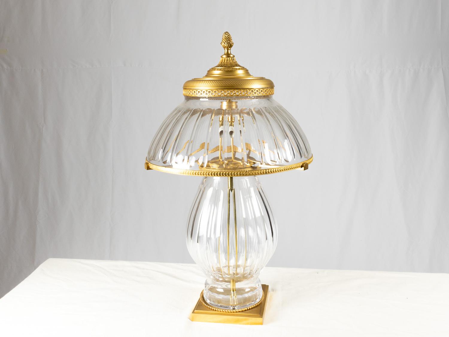 Doré Lampe de table néoclassique en cristal et bronze, 20e siècle en vente