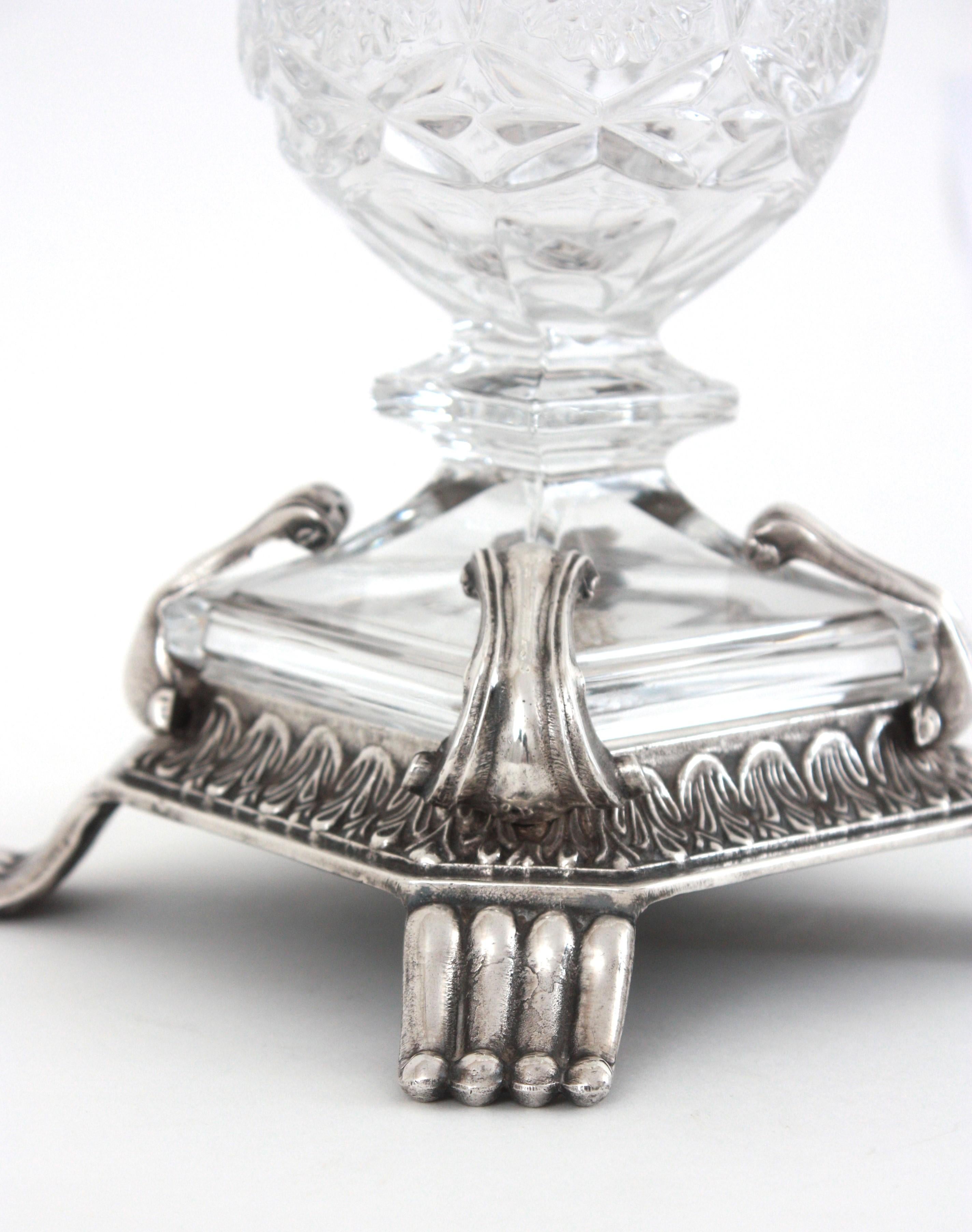 Jarrón urna neoclásico de cristal tallado y plata 1000 en venta 3