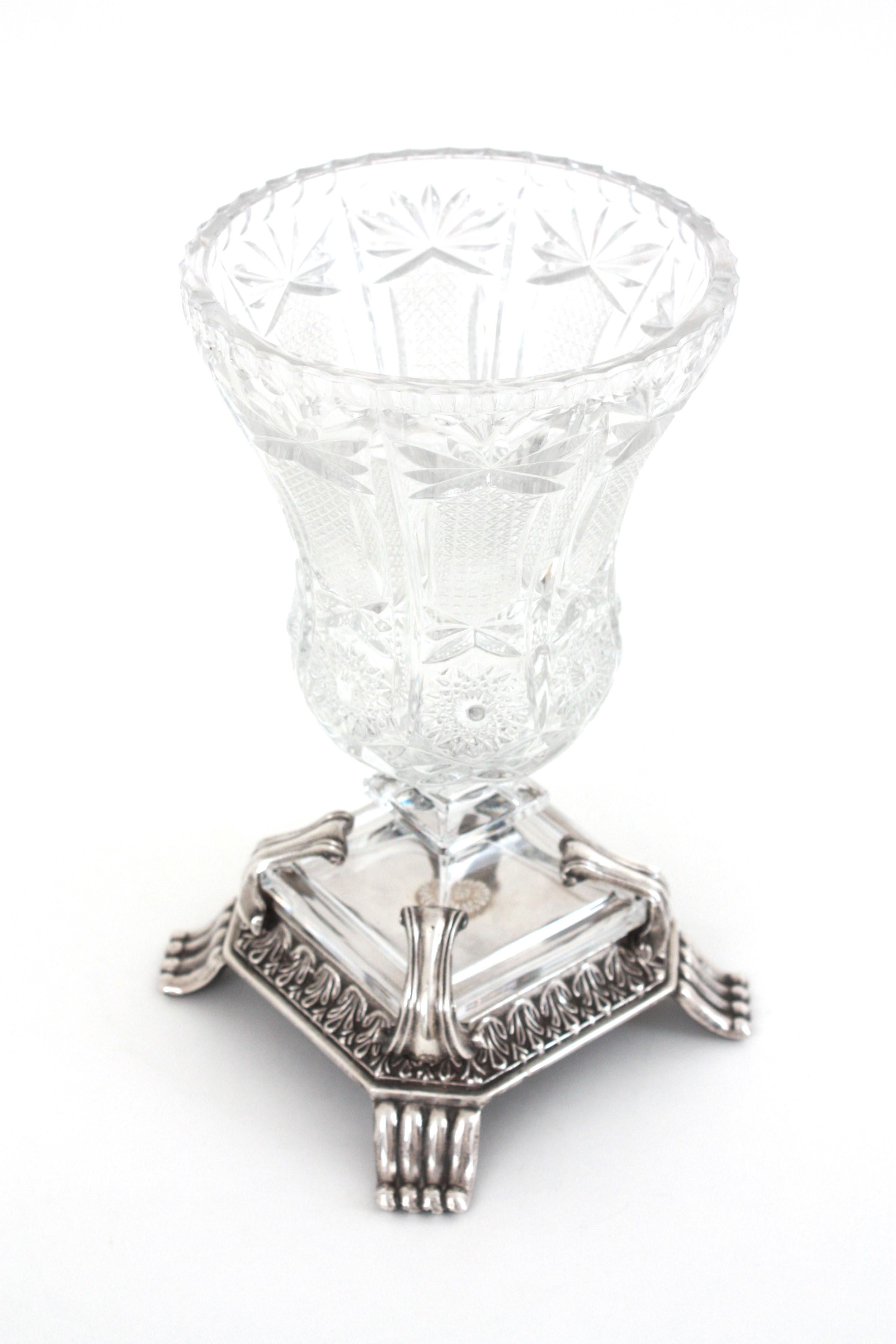 Jarrón urna neoclásico de cristal tallado y plata 1000 en venta 6