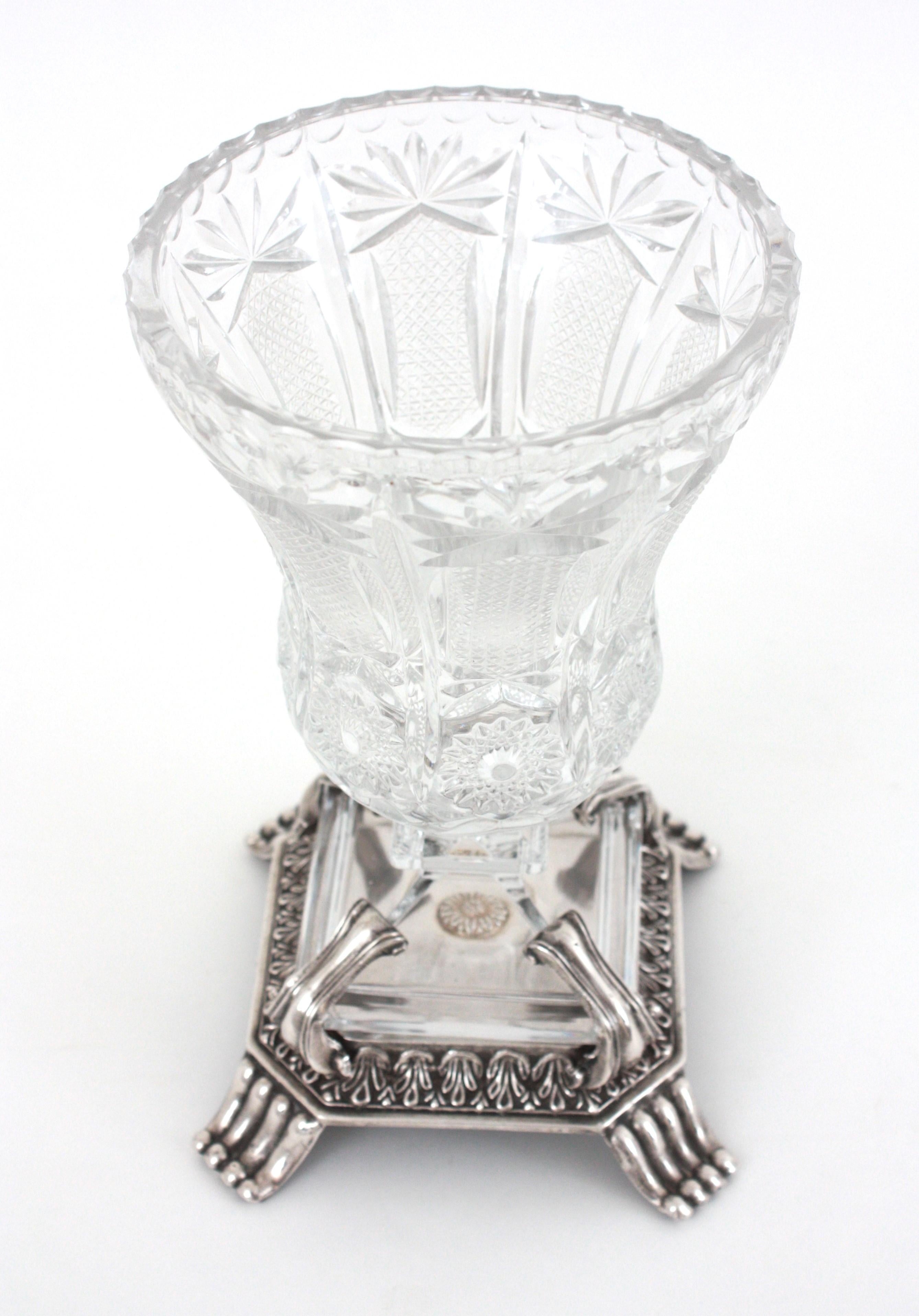 Jarrón urna neoclásico de cristal tallado y plata 1000 en venta 7