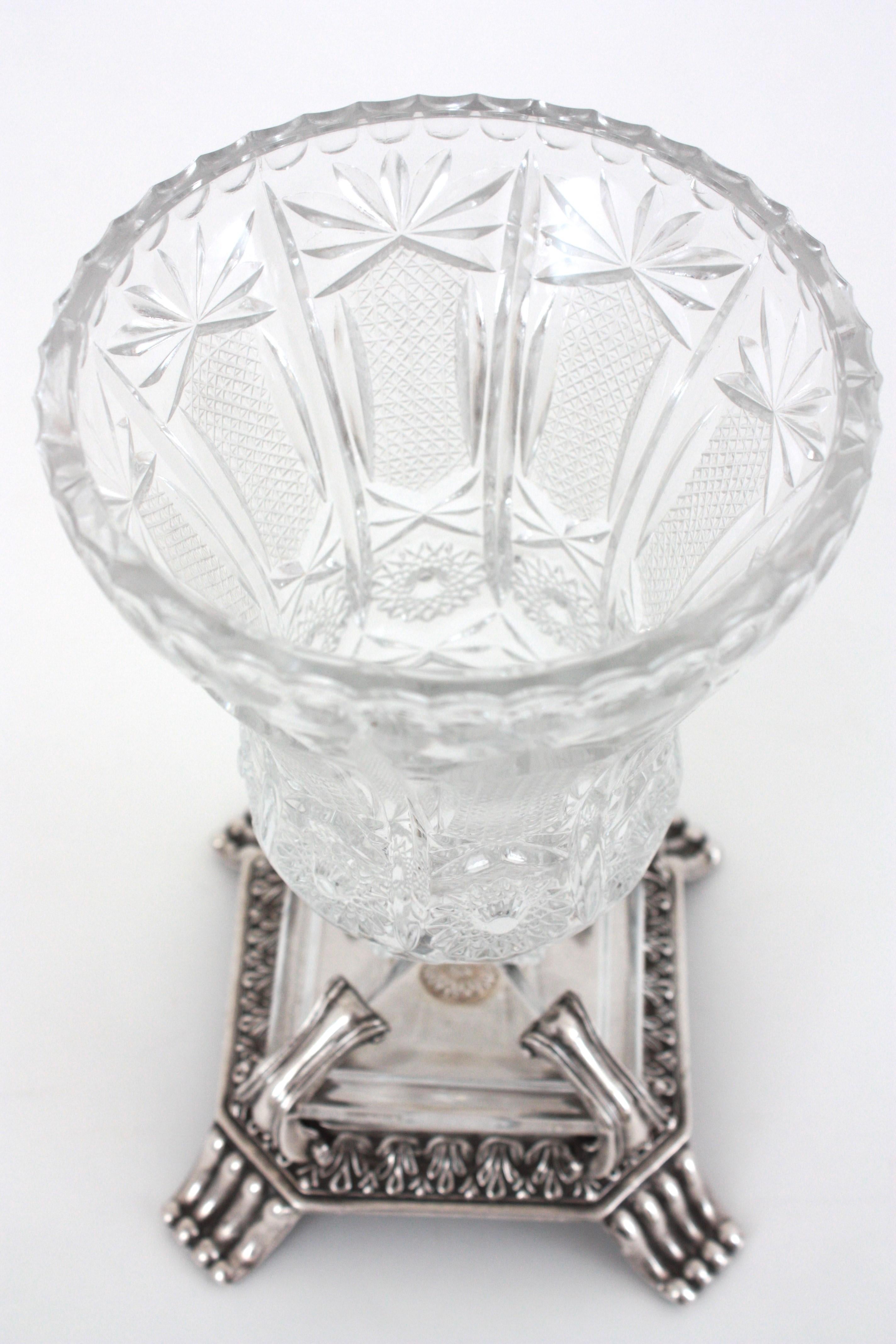 Jarrón urna neoclásico de cristal tallado y plata 1000 en venta 8