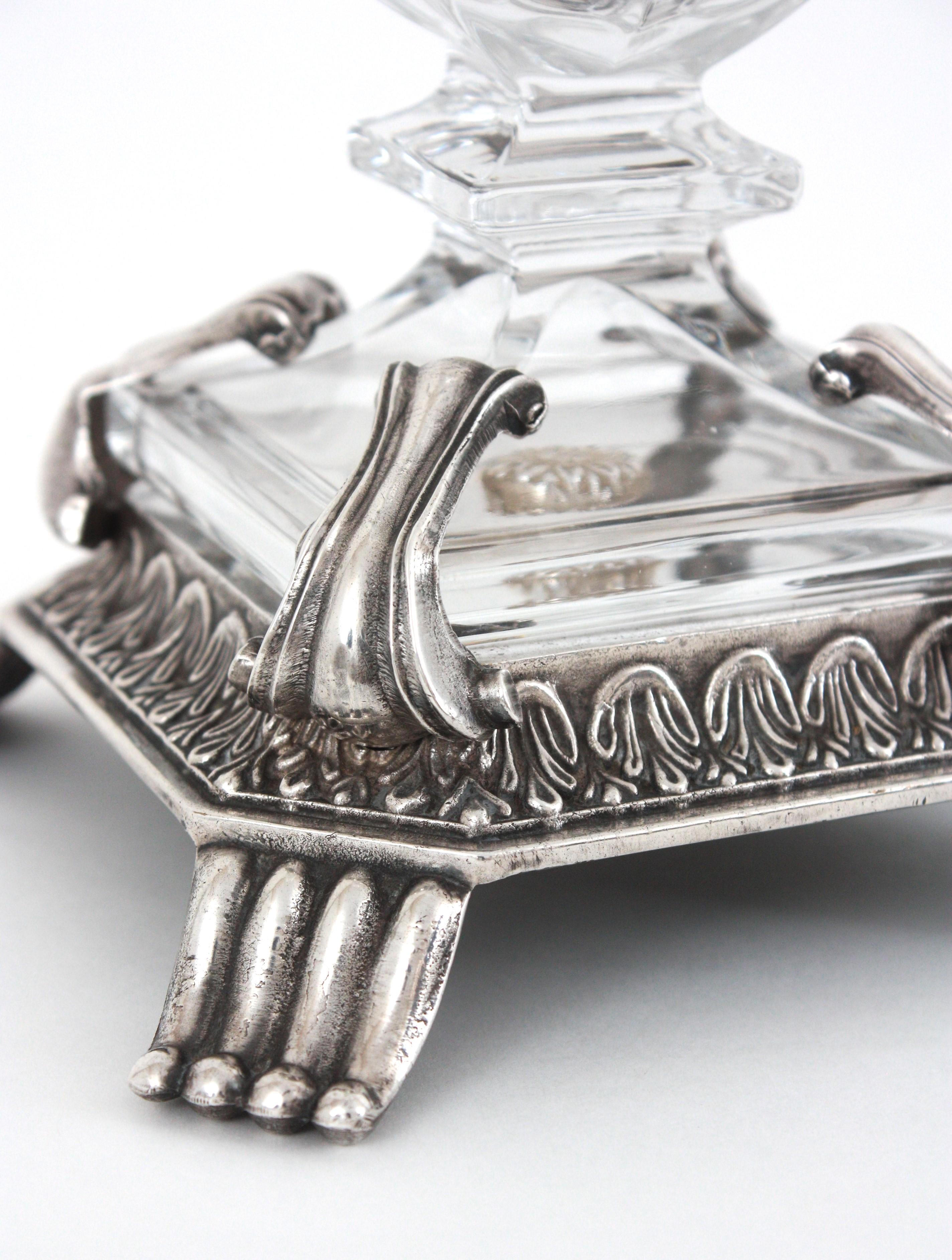 Jarrón urna neoclásico de cristal tallado y plata 1000 en venta 9