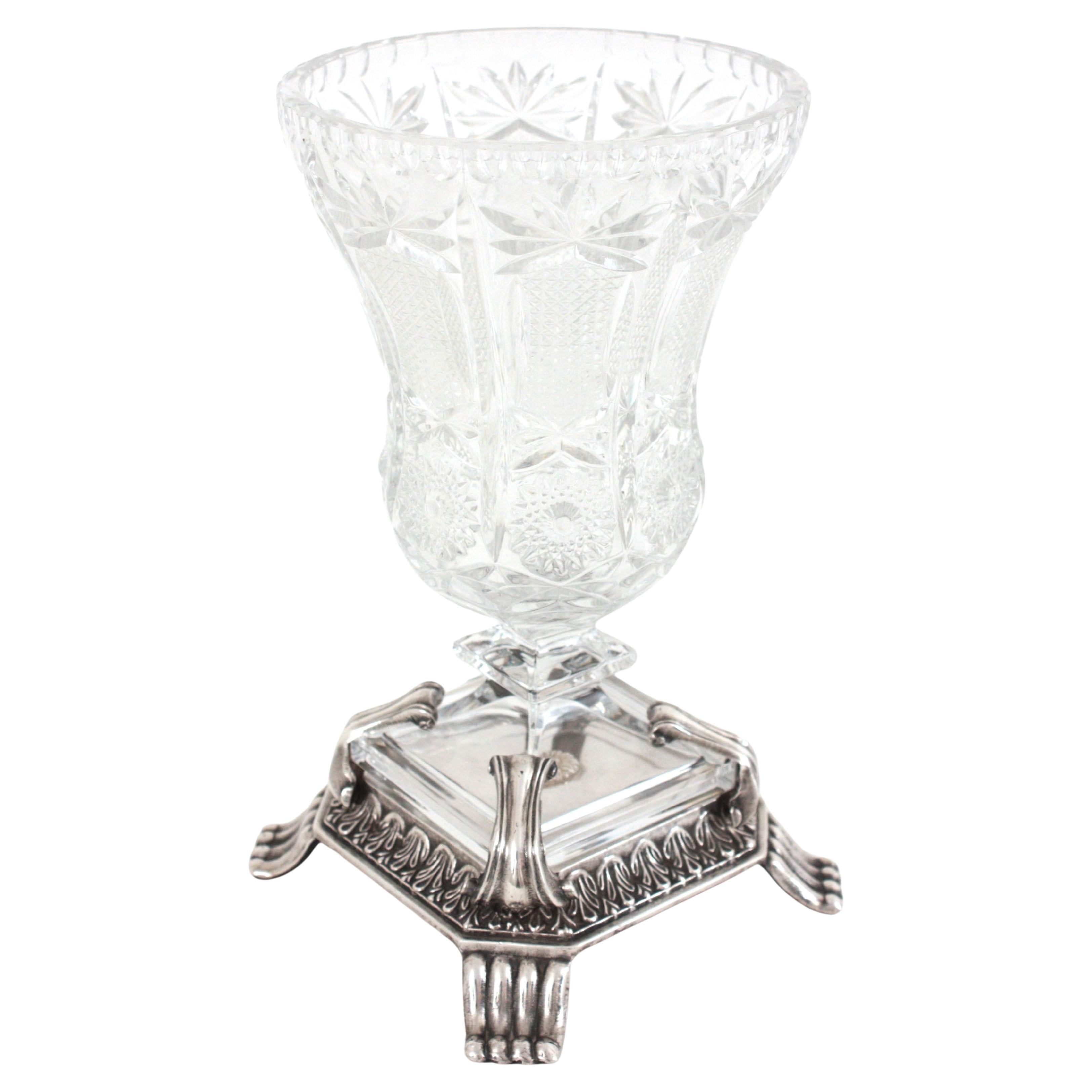 Impresionante urna jarrón de cristal tallado sobre base de plata/1000. Italia, 1930-1940
Este jarrón urna neoclásico se fabricó en el periodo Art Déco.
Finamente ejecutado con patrones de cristal tallado muy detallados a fondo.
La base se alza sobre