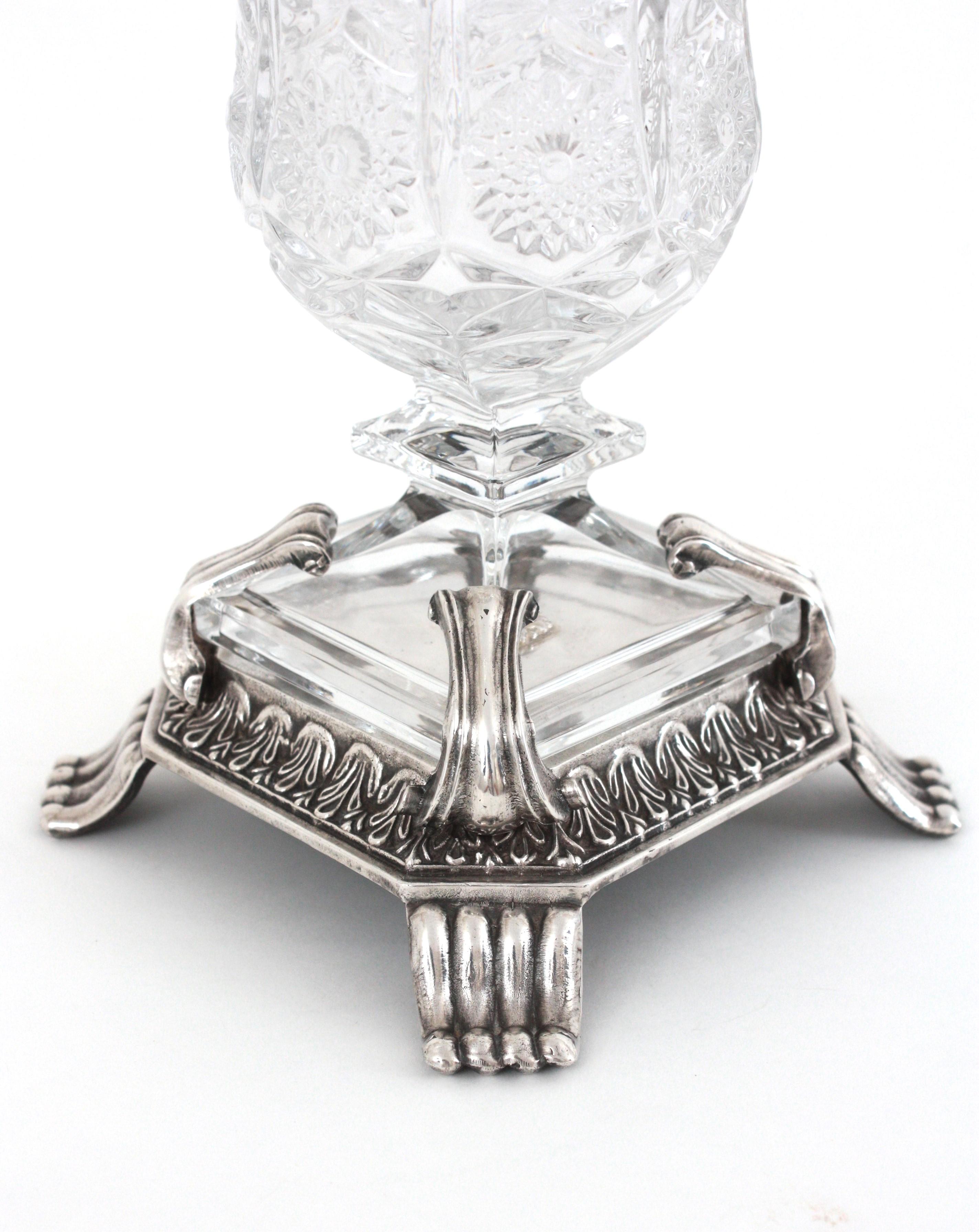 Jarrón urna neoclásico de cristal tallado y plata 1000 Hecho a mano en venta