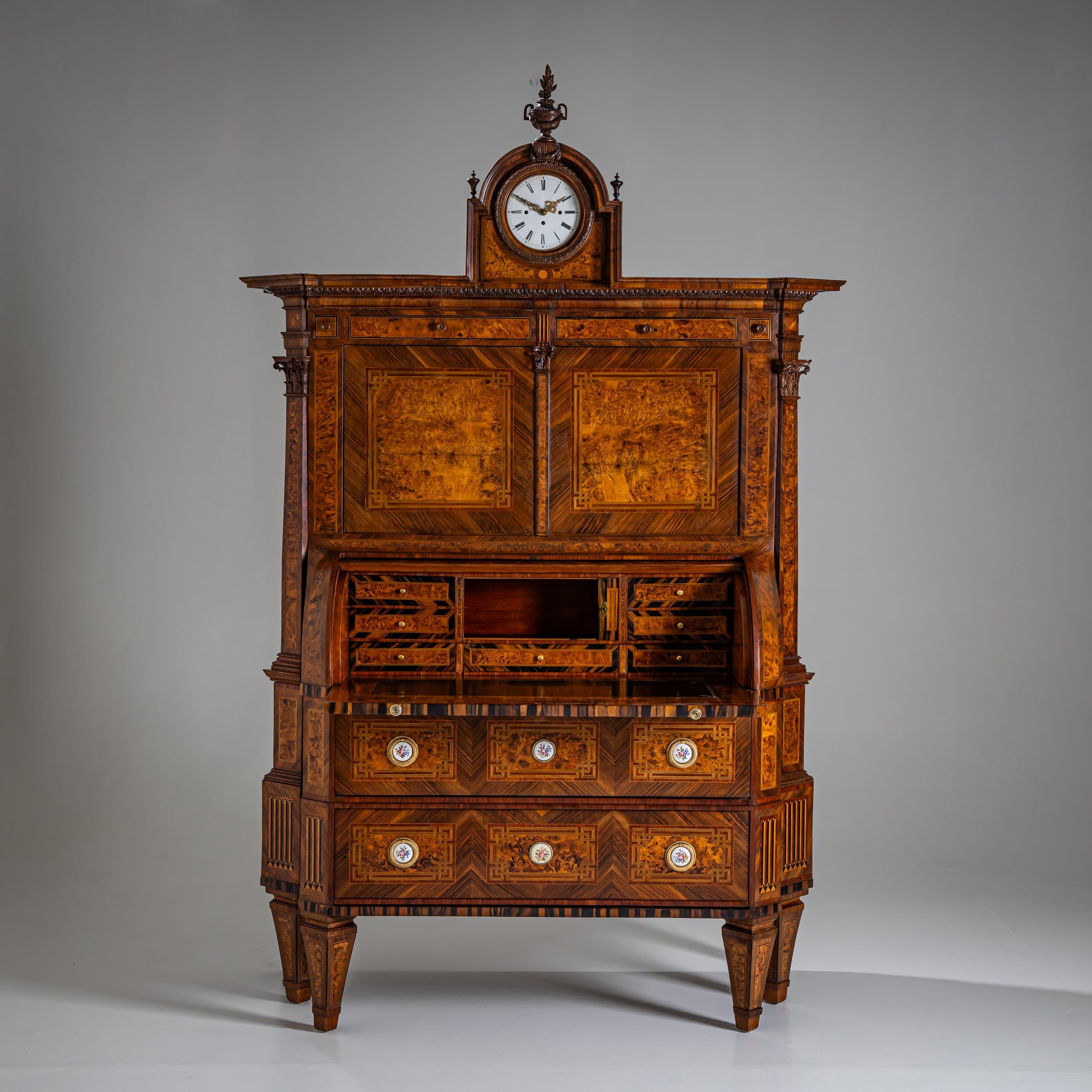 Neoclassical Cylinder Secretary Desk with Clock, circa 1780 For Sale 5