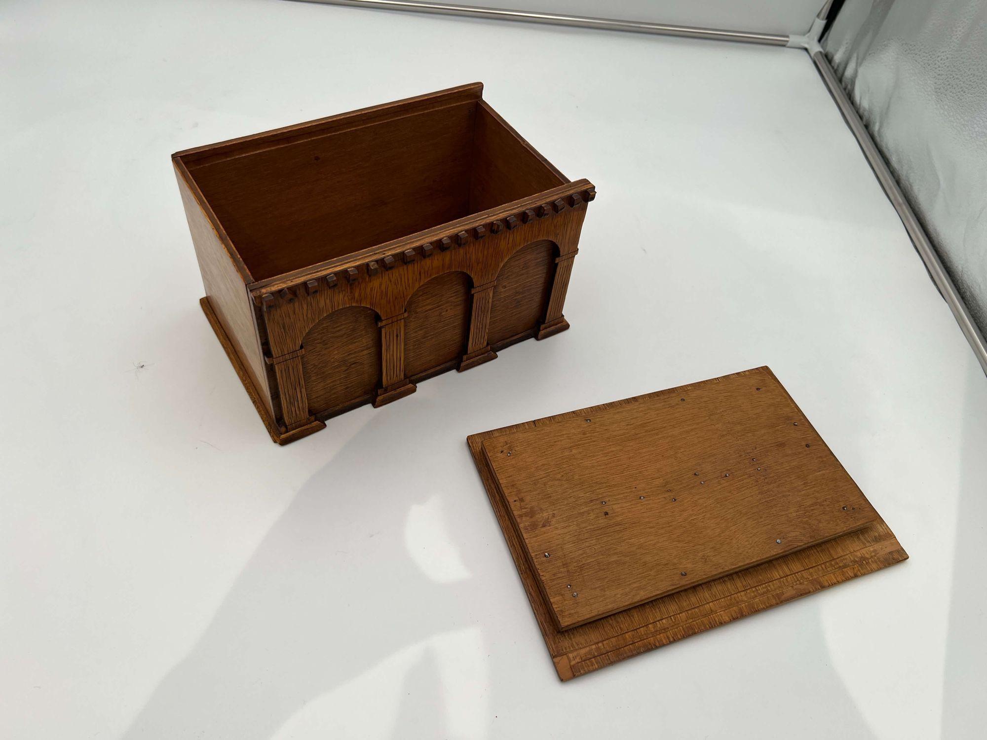 Neoclassical Decorative Box, Polished Oak, Germany circa 1900 5
