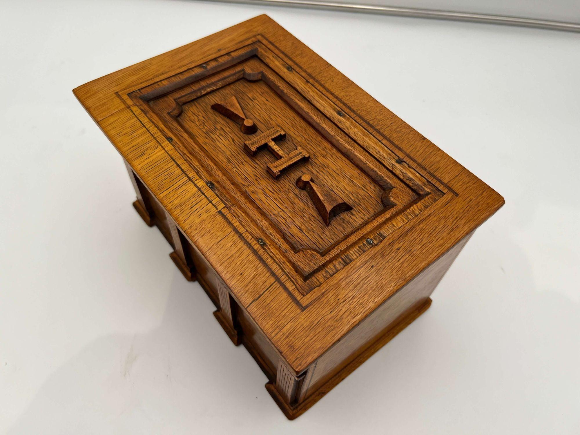Neoclassical Decorative Box, Polished Oak, Germany circa 1900 8