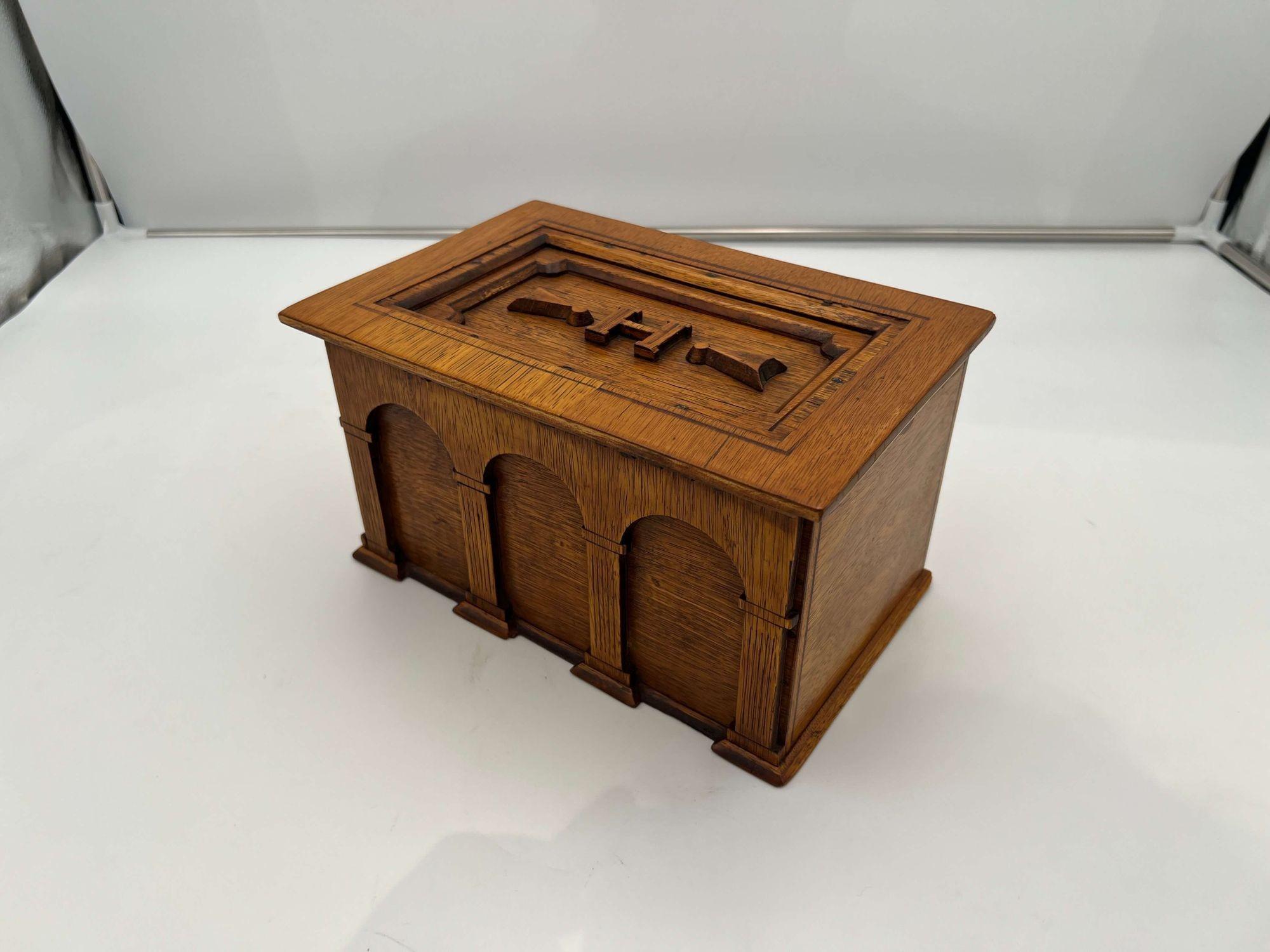 Neoclassical Decorative Box, Polished Oak, Germany circa 1900 In Good Condition In Regensburg, DE