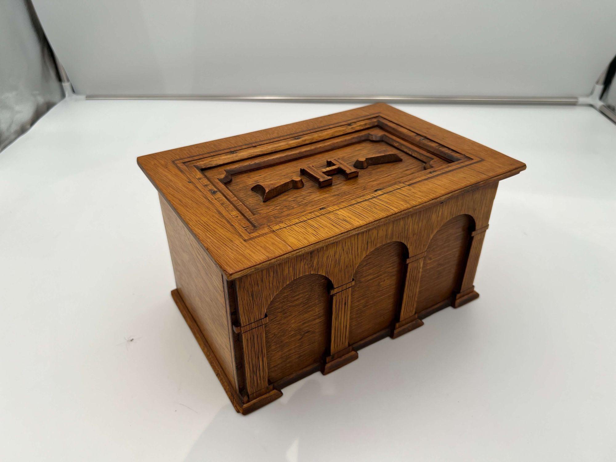 Neoclassical Decorative Box, Polished Oak, Germany circa 1900 3