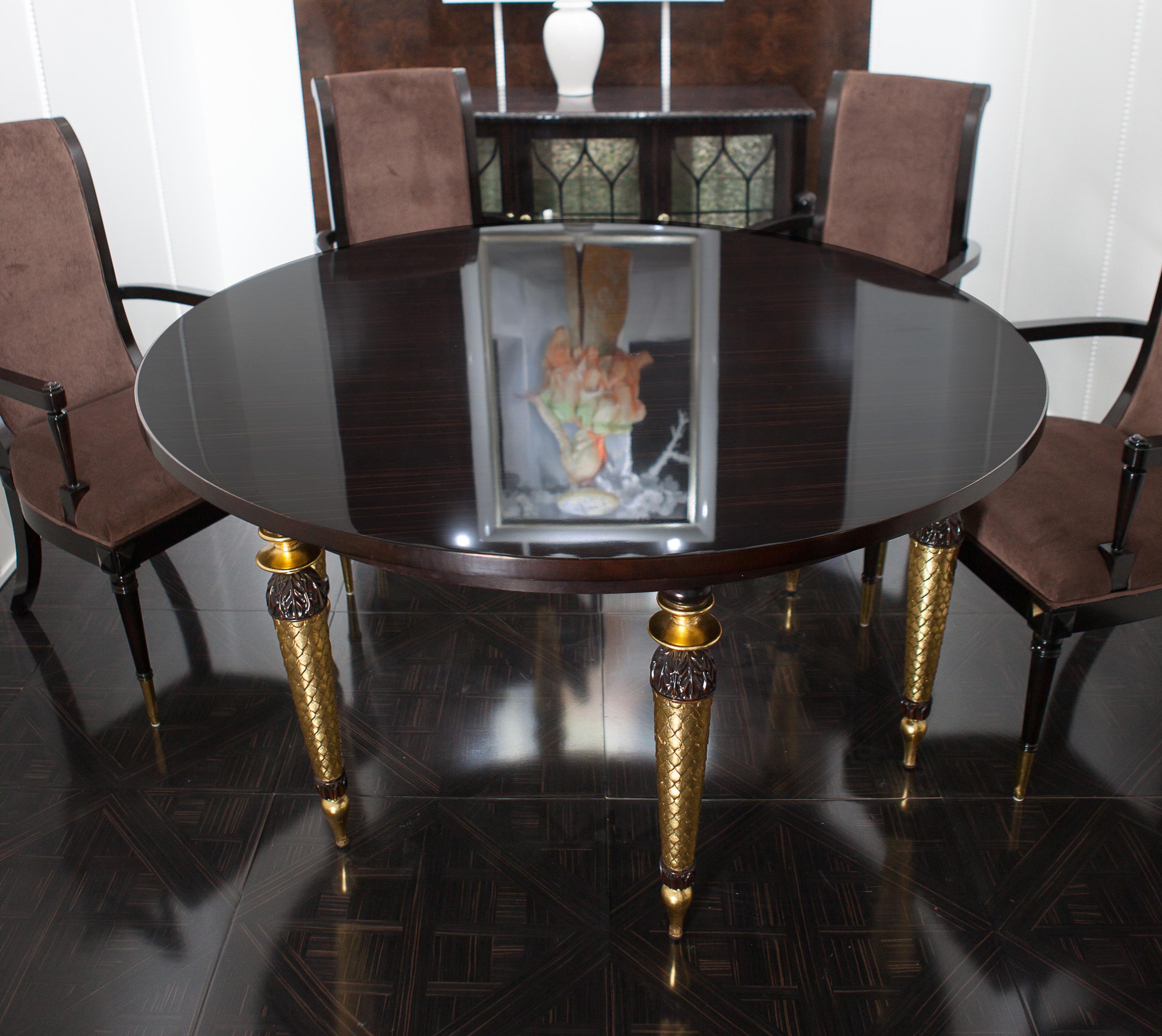 Table de salle à manger néoclassique de finition foncée avec éléments plaqués or pour 6 personnes assises en vente 2