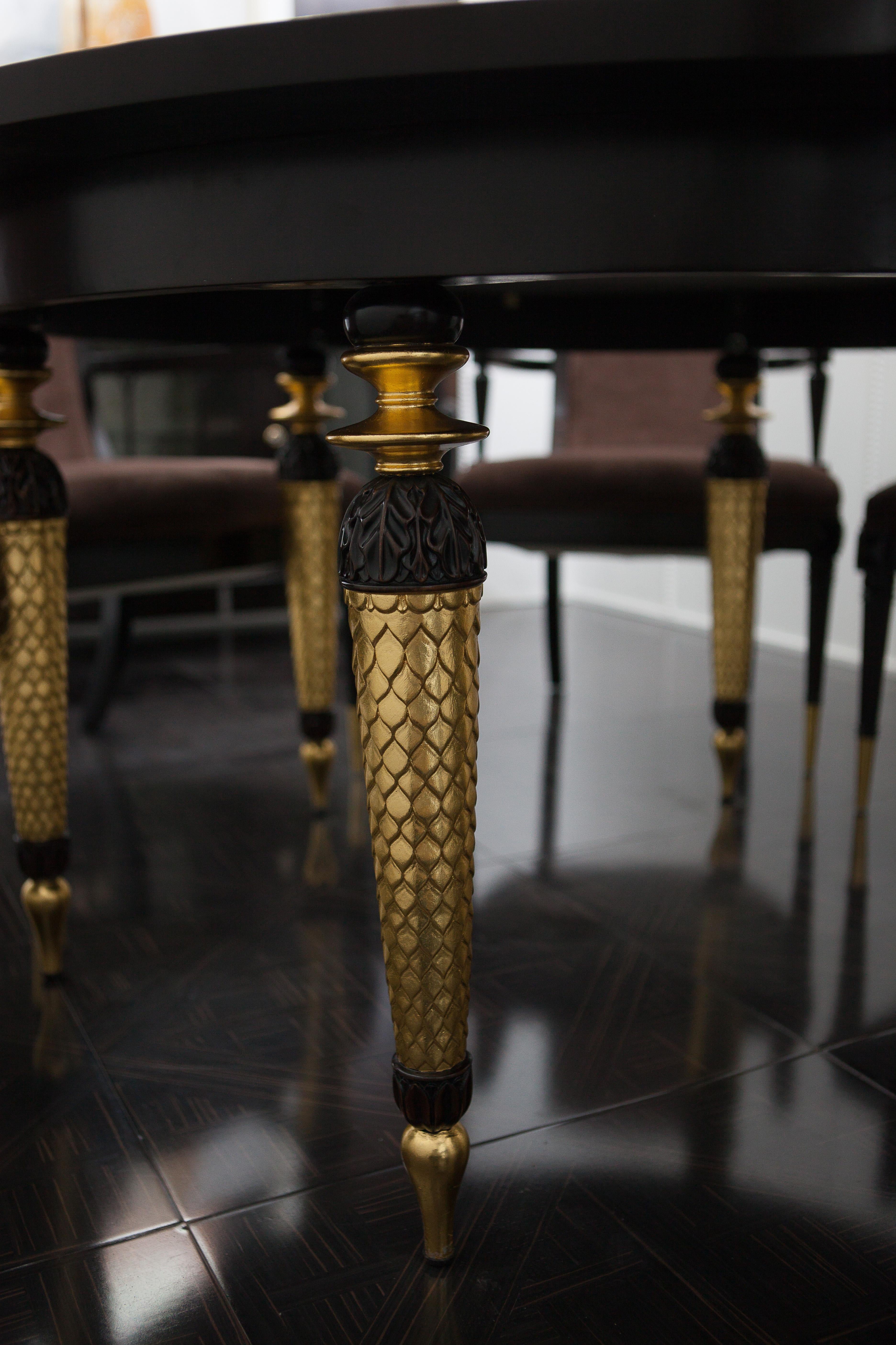 Table de salle à manger néoclassique de finition foncée avec éléments plaqués or pour 6 personnes assises
Voici notre table à manger de style néoclassique, l'incarnation même de l'élégance et de la sophistication. Cette table exquise peut accueillir