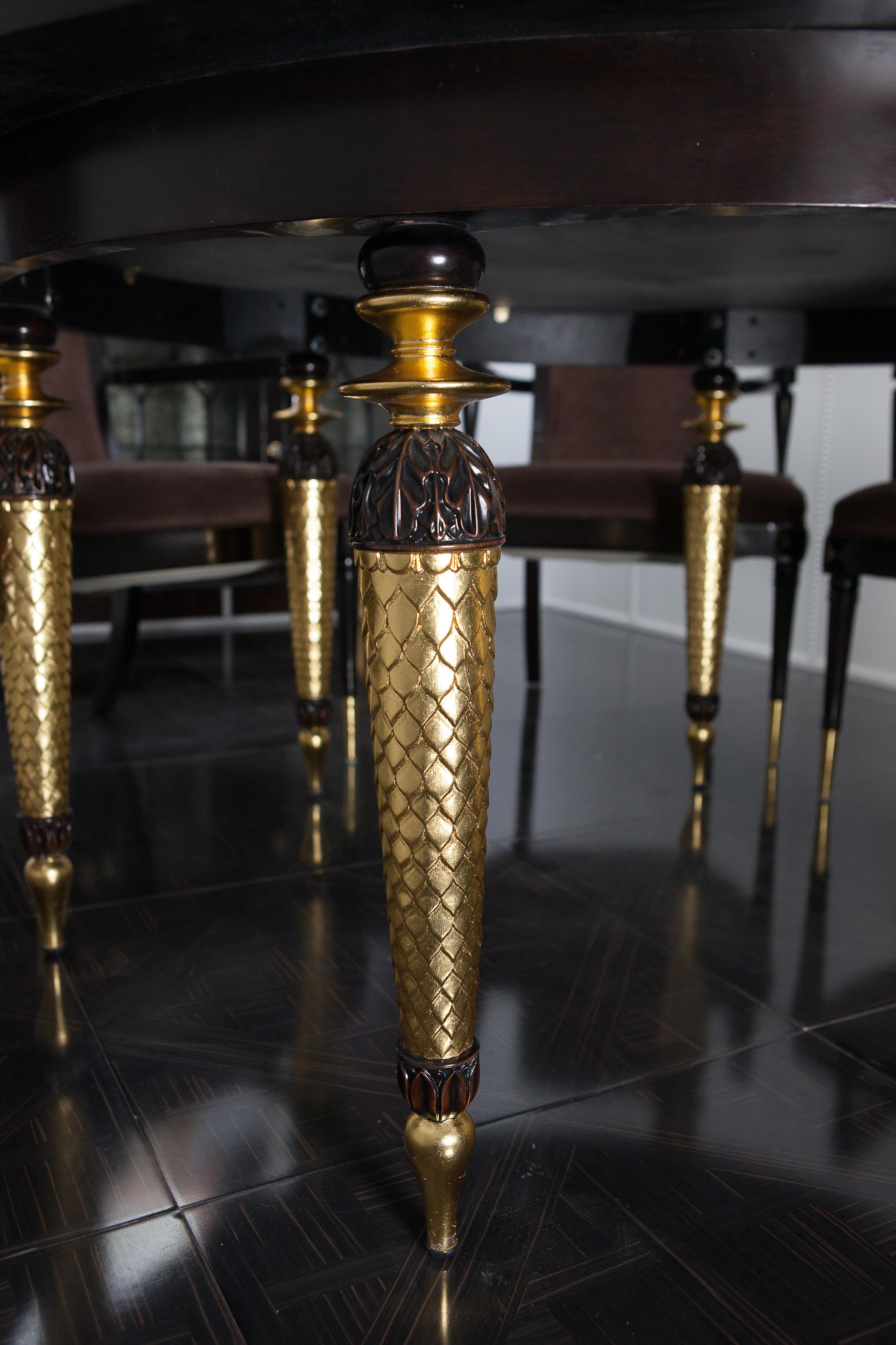 Hong Kong Table de salle à manger néoclassique de finition foncée avec éléments plaqués or pour 6 personnes assises en vente