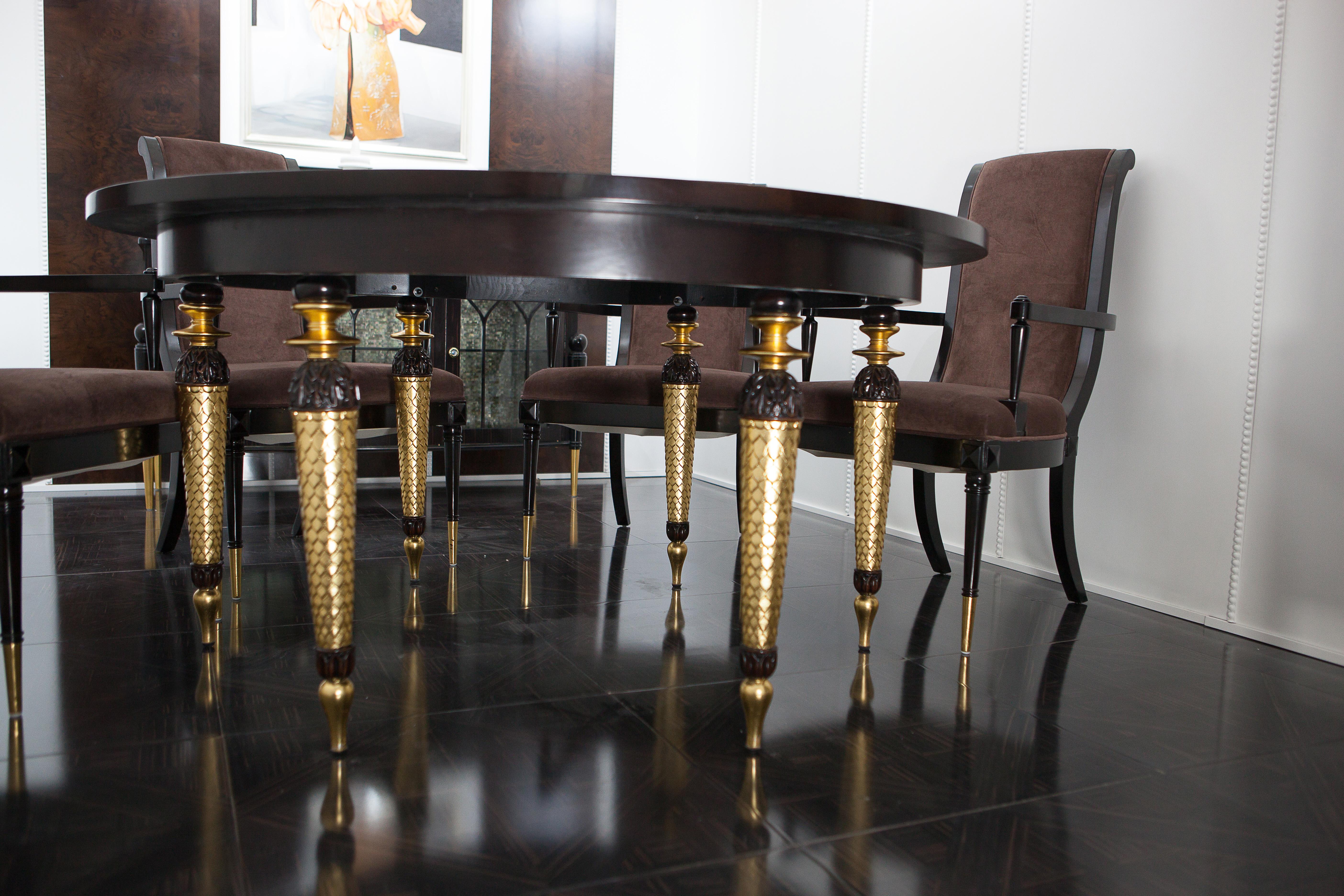 Feuille d'or Table de salle à manger néoclassique de finition foncée avec éléments plaqués or pour 6 personnes assises en vente