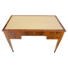 Escritorio neoclásico de estilo Directoire con tapa de cuero beige y pata en T de caoba