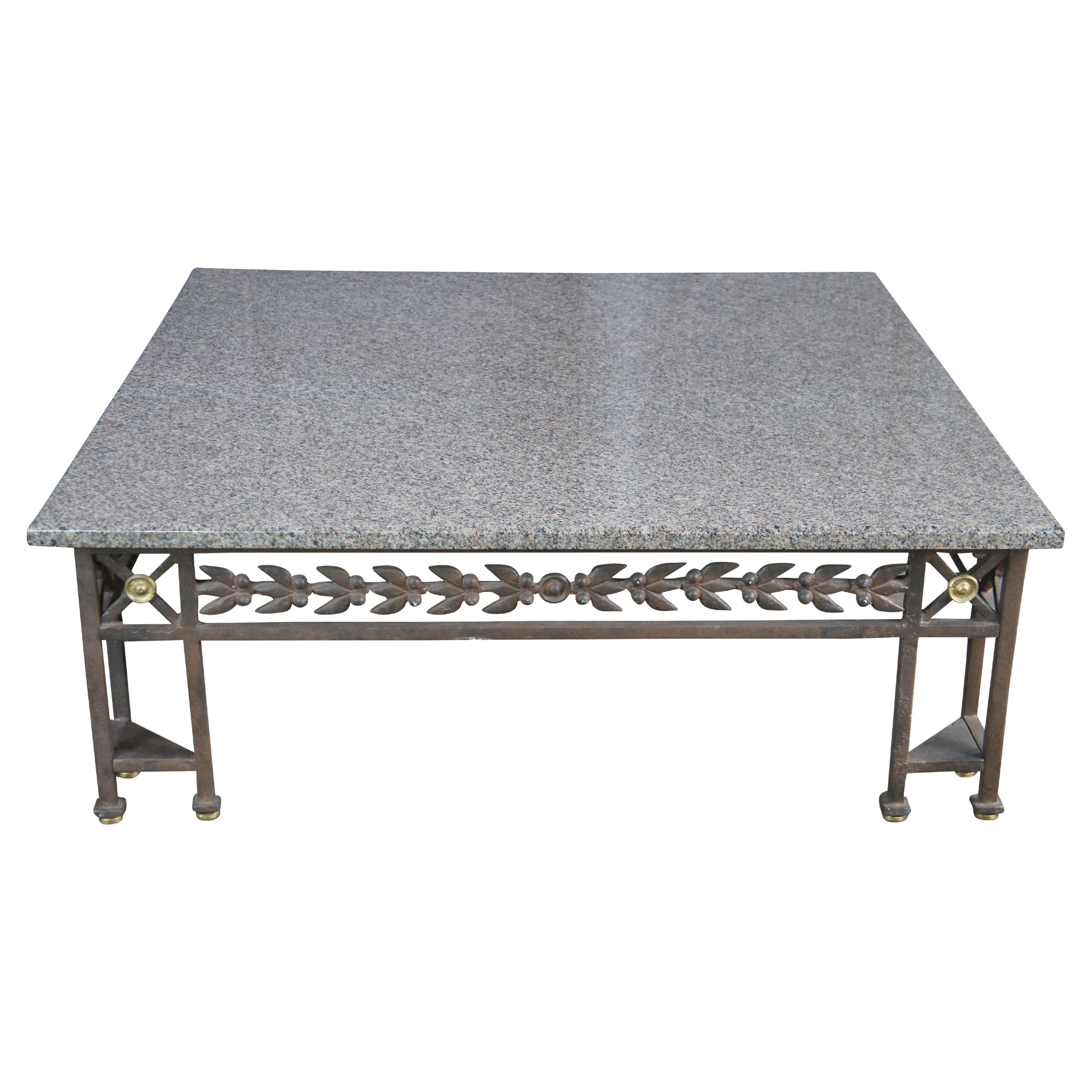 Impressionnante table basse / table de cocktail de style néoclassique Directoire de la fin du 20e siècle, composée d'une base en fer forgé avec un motif de feuilles feuillagées, de médaillons à rosettes dorées et d'un grand plateau en pierre de