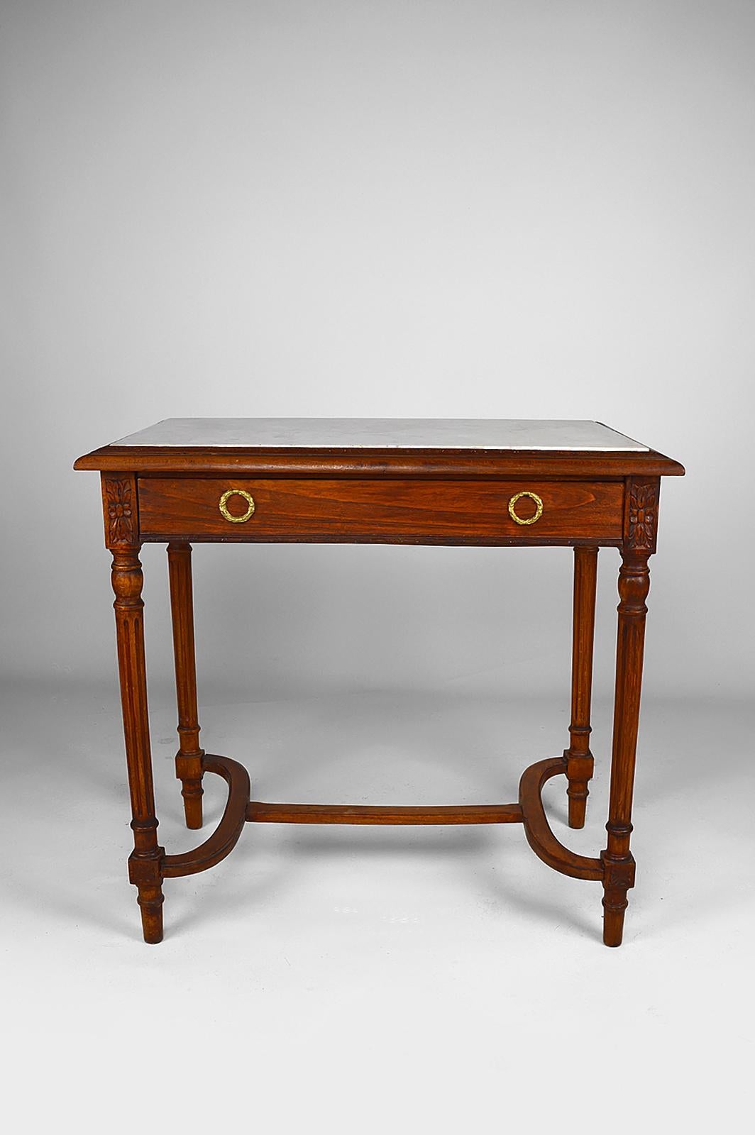 
Side table / dressing table / lady's desk with white marble top and stained beech wood structure.

Neoclassical/Louis XVI style, France, circa 1900.

In good general condition, restaured marble

Bronze pull in the shape of laurel wreaths.

Height