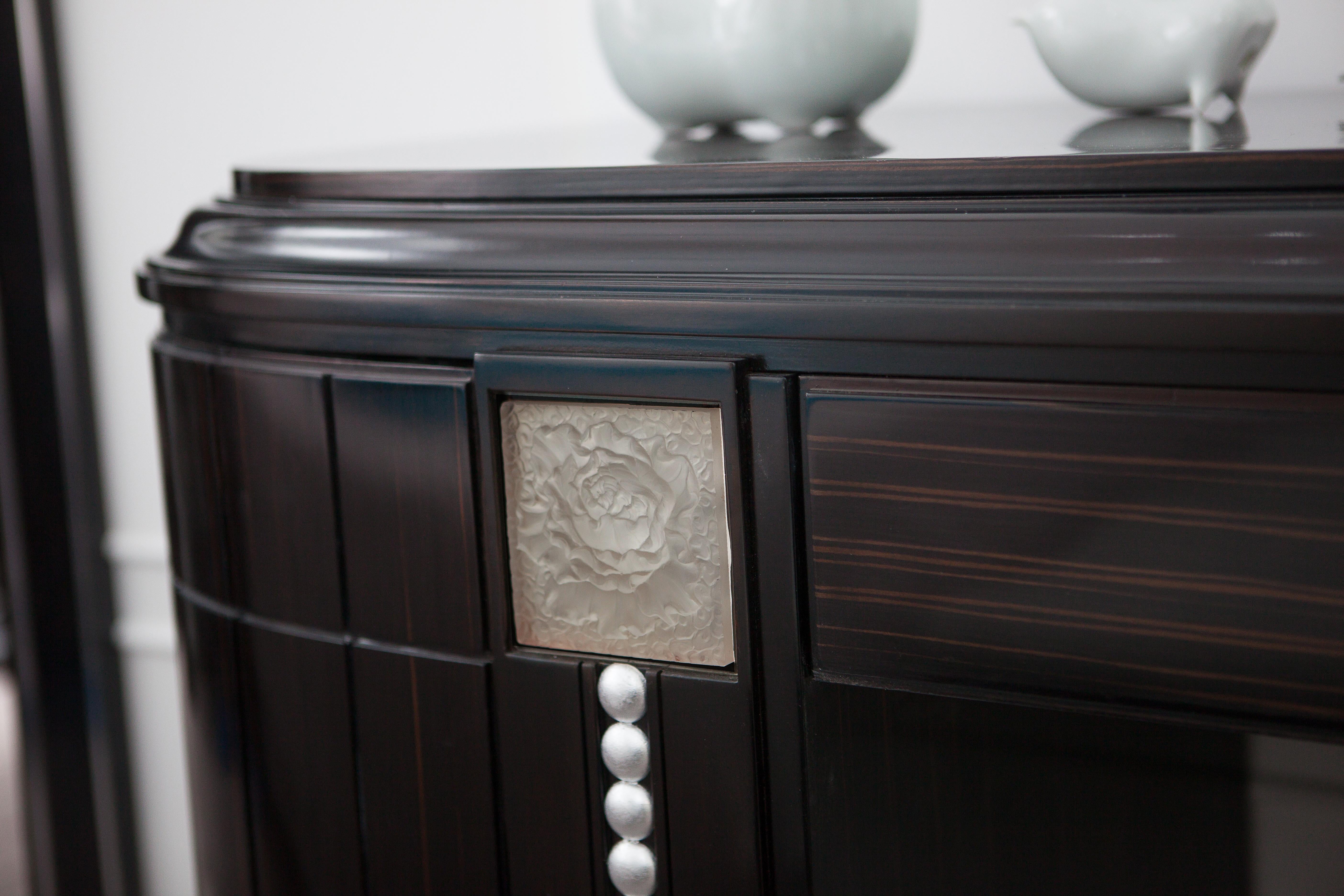 Hong Kong Tavolino da toeletta neoclassico in legno d'ebano e vetro stampato in stile Lalique in vendita