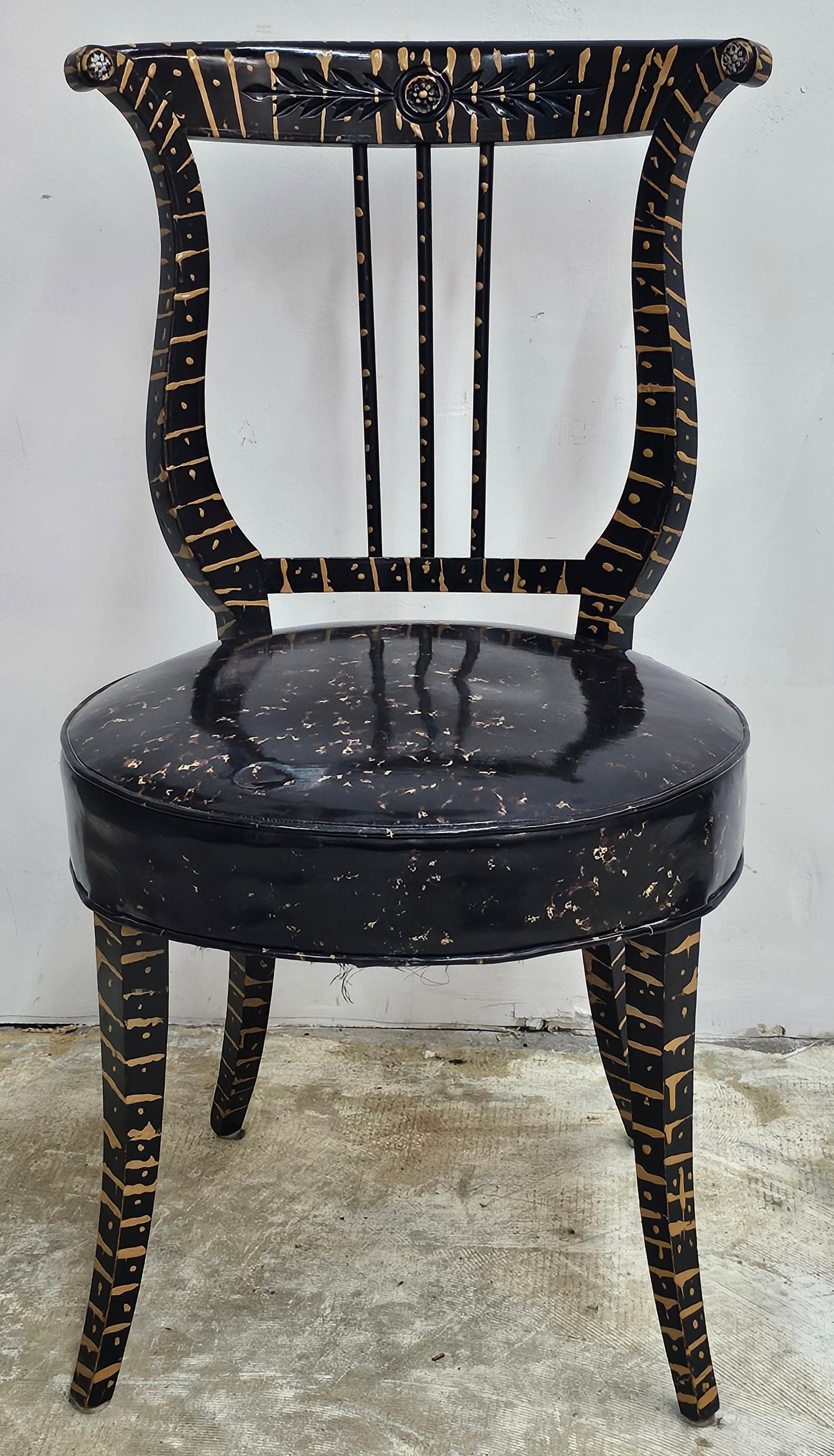 Chaise d'appoint néoclassique ébonisée et partiellement décorée de dorures. Une grande œuvre d'art. Ferme  Siège à ressorts avec housse en vinyle en très bon état.
 Mesure 19