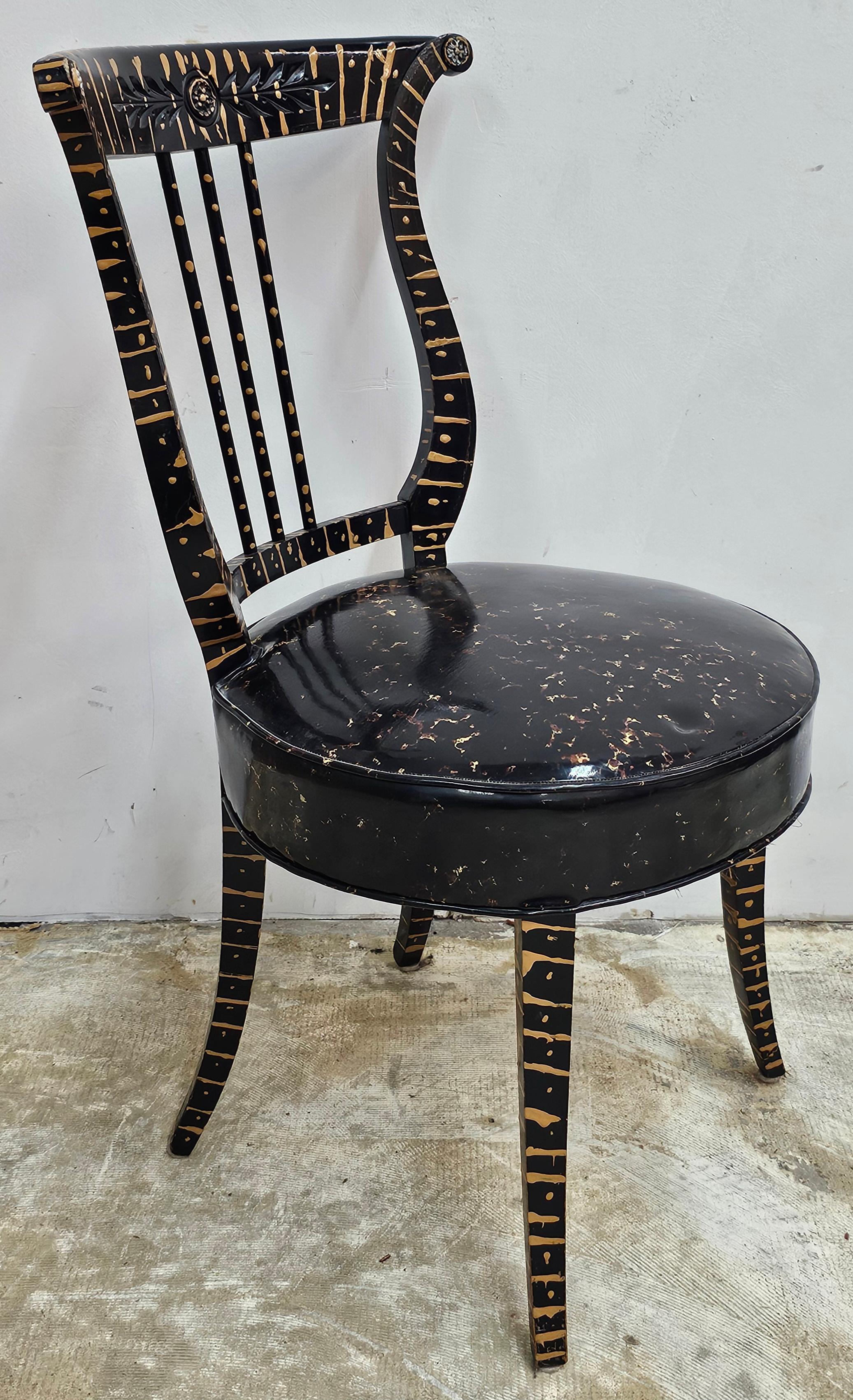 Américain Chaise d'appoint néoclassique du début du 20e siècle, ébonisée et partiellement décorée de dorures en vente