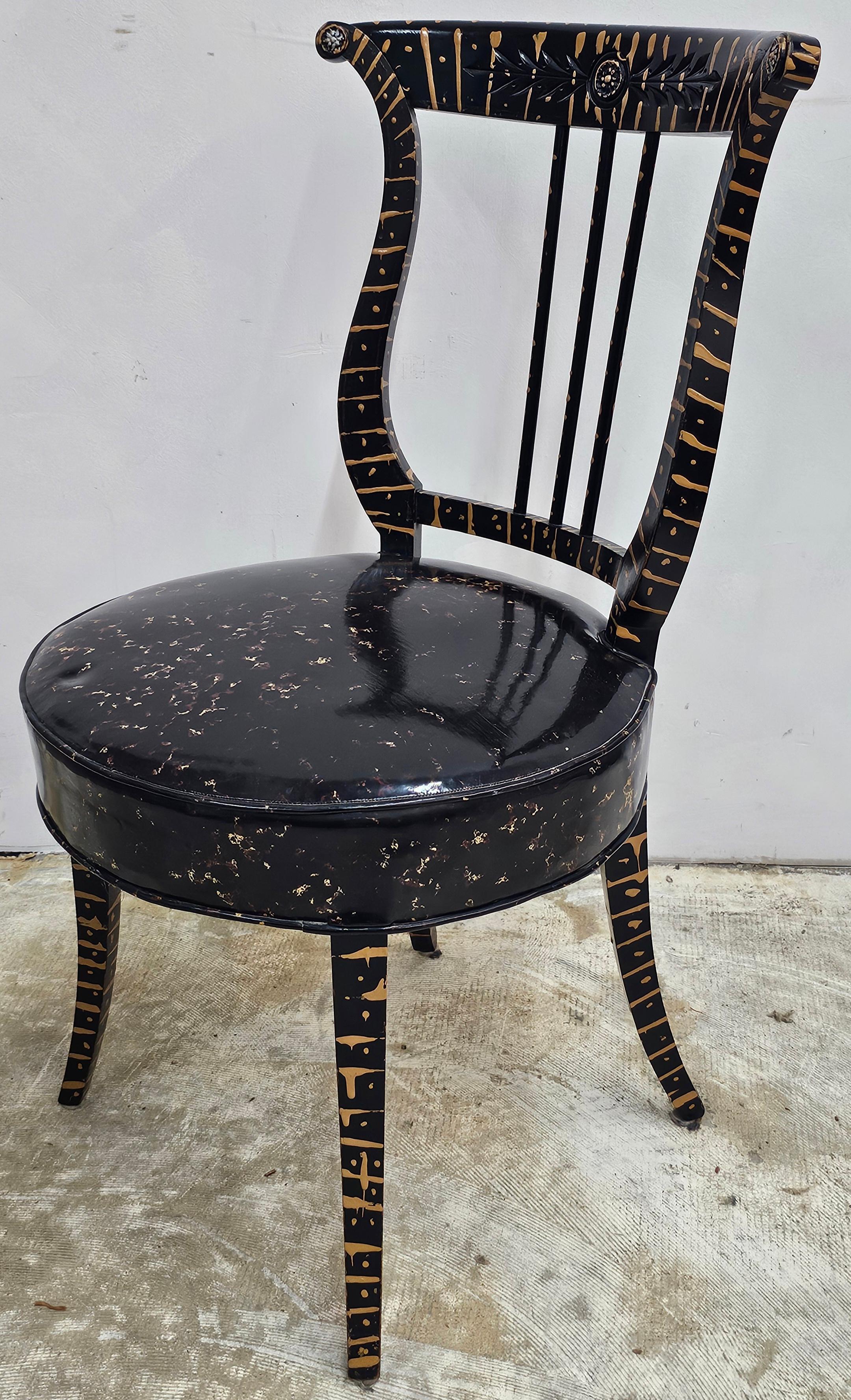 Doré Chaise d'appoint néoclassique du début du 20e siècle, ébonisée et partiellement décorée de dorures en vente
