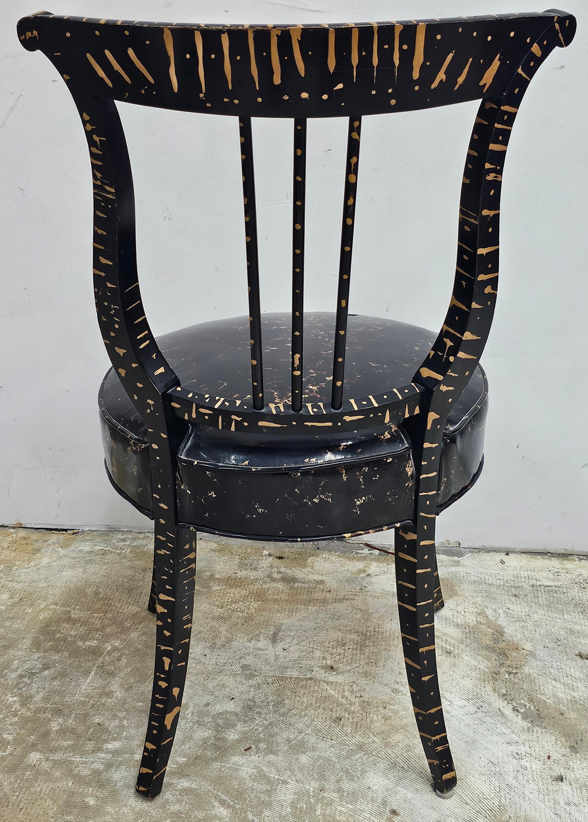 Chaise d'appoint néoclassique du début du 20e siècle, ébonisée et partiellement décorée de dorures Bon état - En vente à Germantown, MD