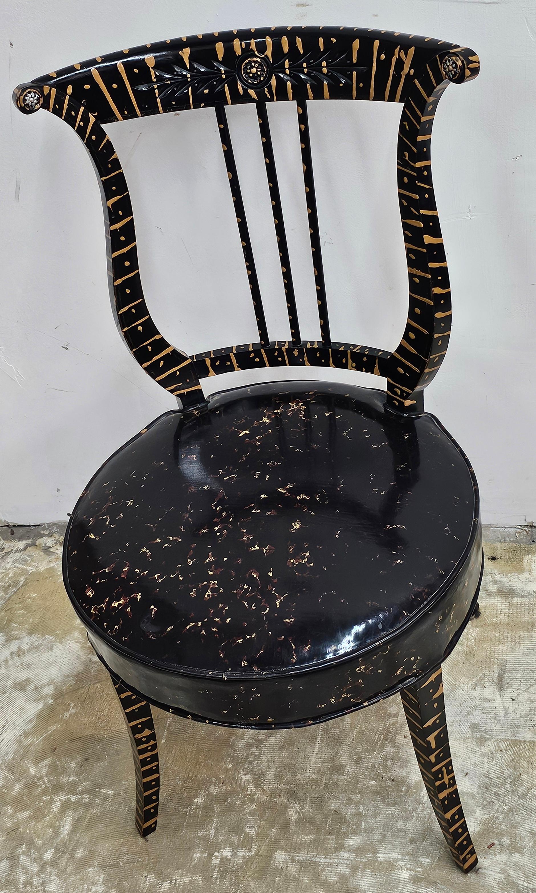 20ième siècle Chaise d'appoint néoclassique du début du 20e siècle, ébonisée et partiellement décorée de dorures en vente