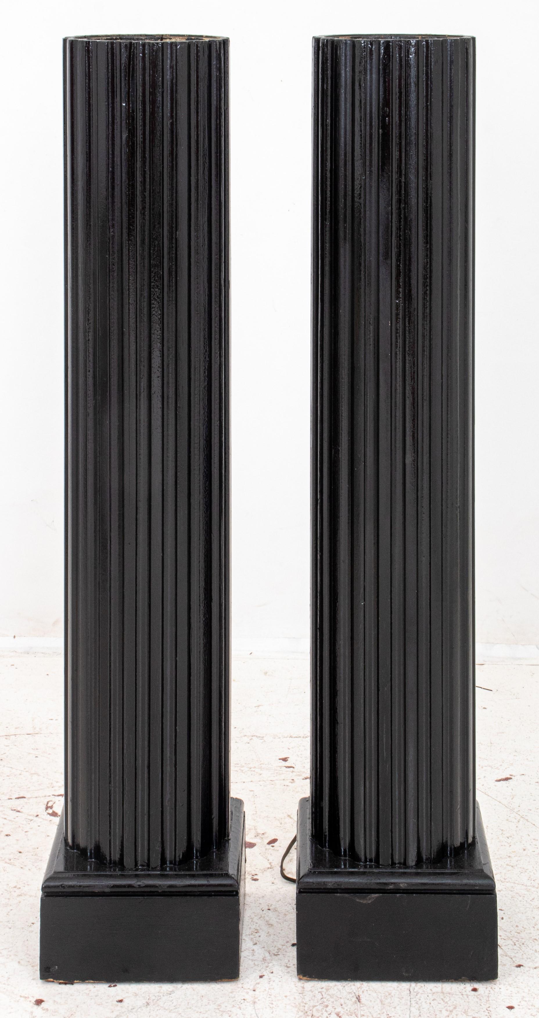 Lampe colonne cannelée néoclassique ébénisée 2 en vente 1