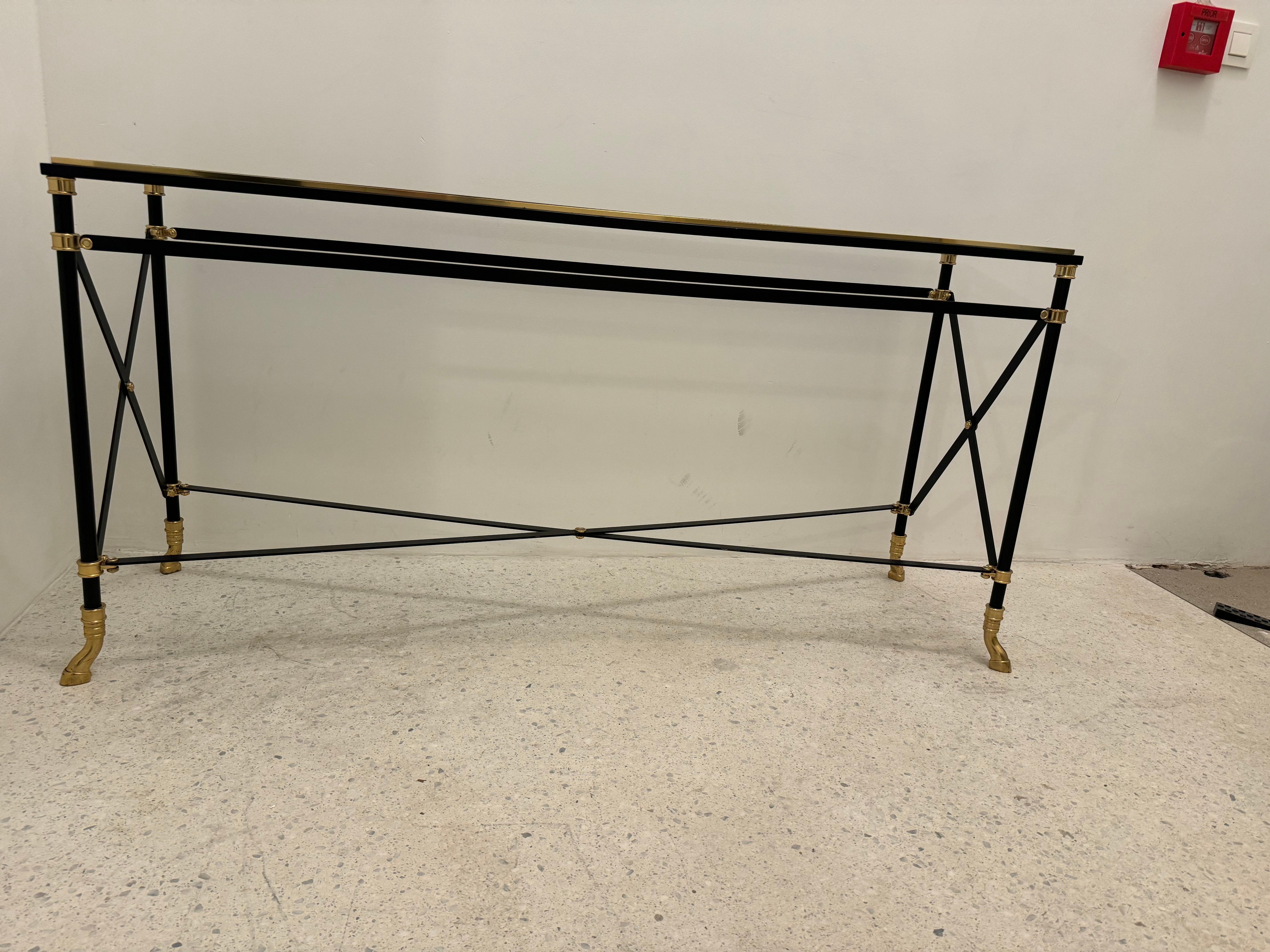 Mesa consola neoclásica de hierro ebonizado y latón con pies de pezuña, Francia, años 70 en venta 4