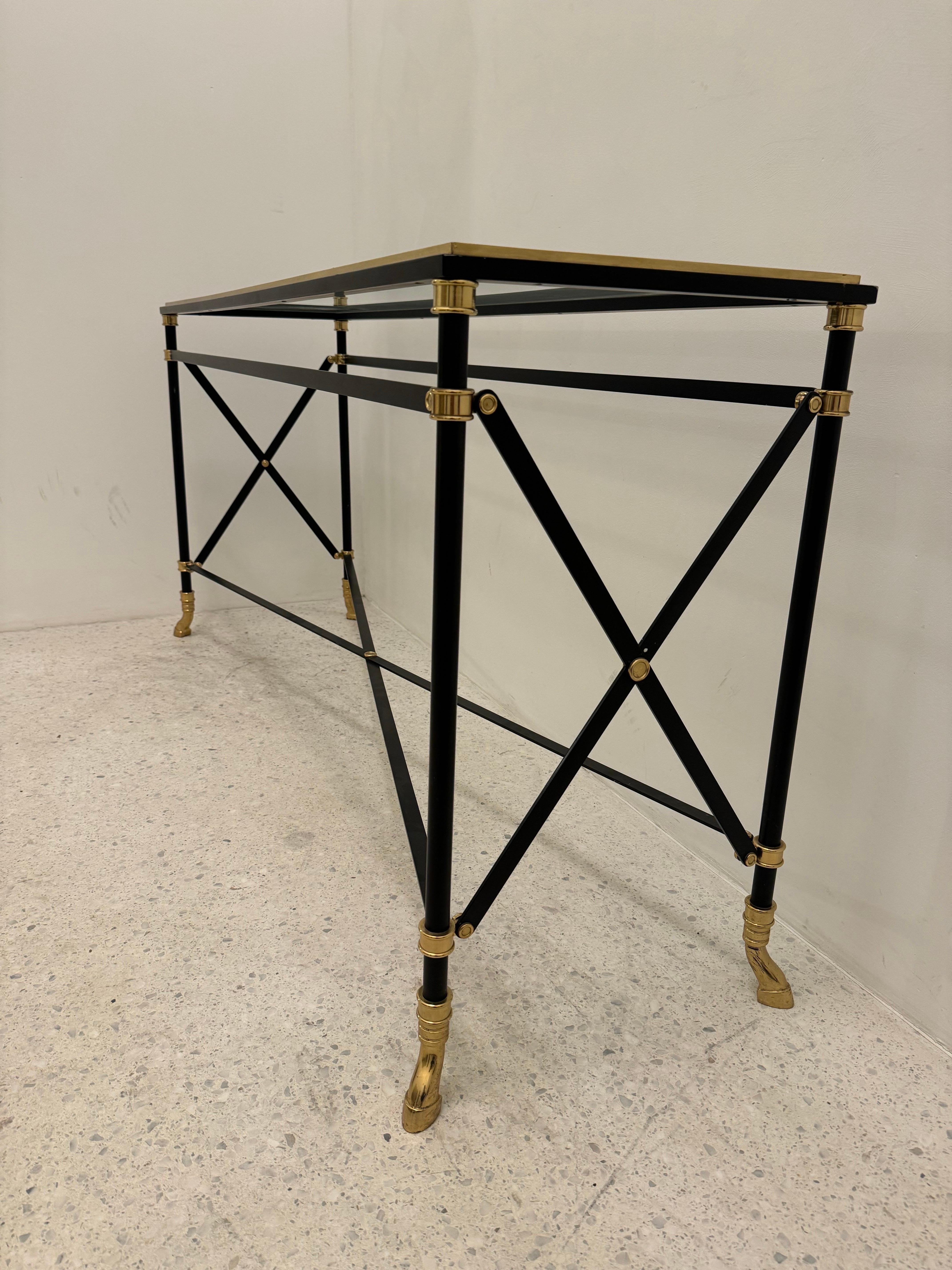 Mesa consola neoclásica de hierro ebonizado y latón con pies de pezuña, Francia, años 70 Francés en venta