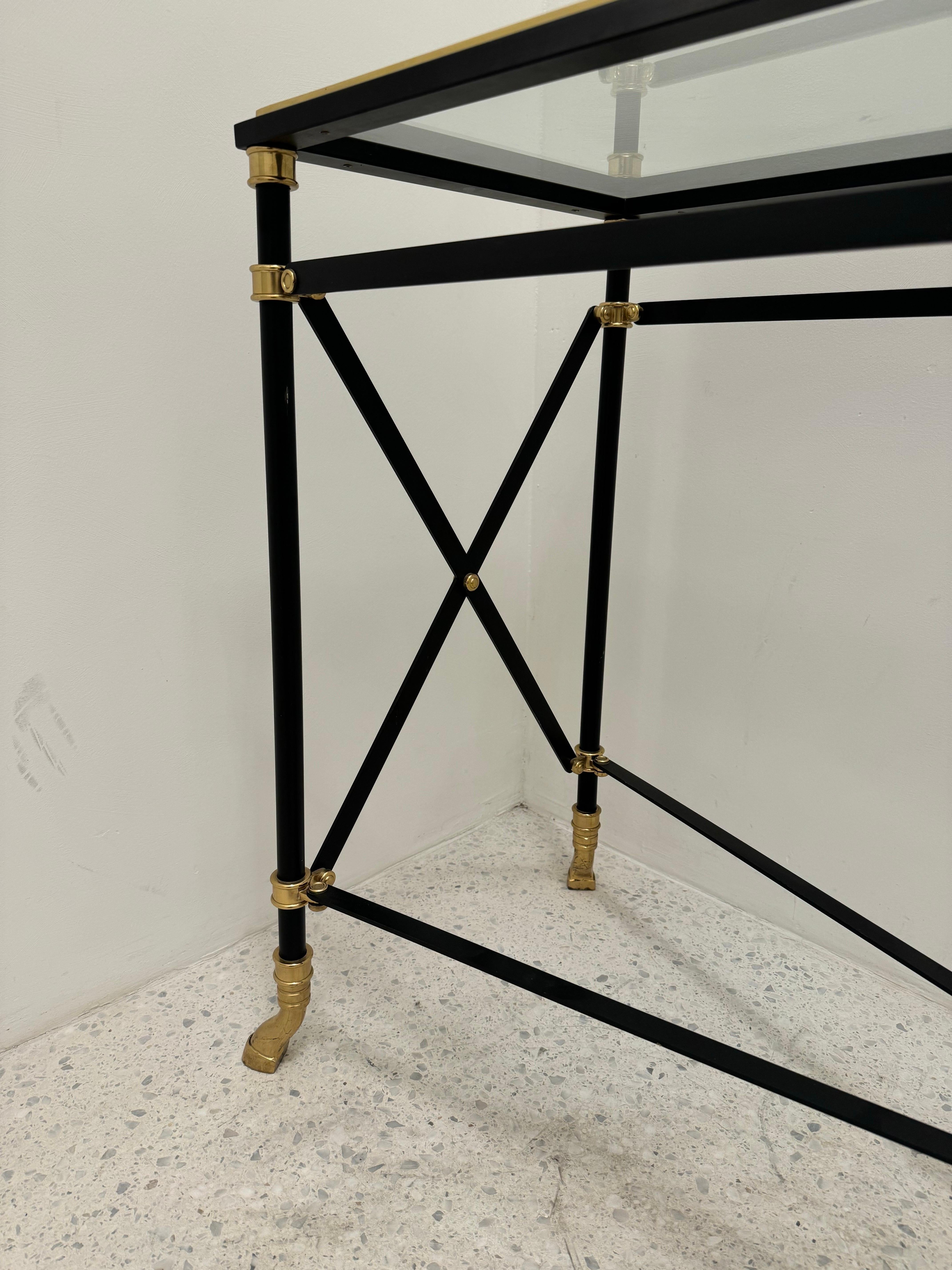 Mesa consola neoclásica de hierro ebonizado y latón con pies de pezuña, Francia, años 70 en Bueno estado para la venta en Brussel, BE