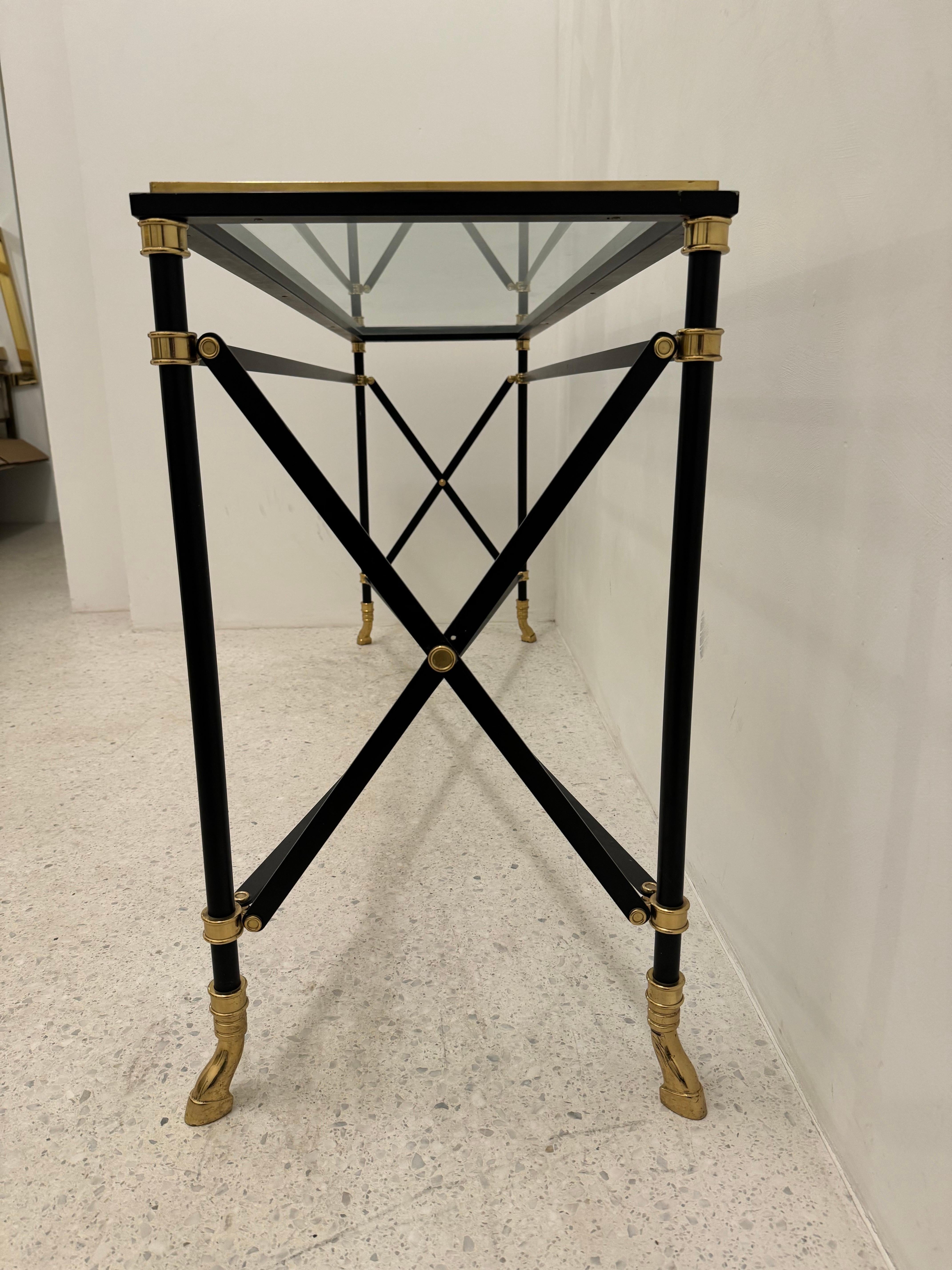 Mesa consola neoclásica de hierro ebonizado y latón con pies de pezuña, Francia, años 70 finales del siglo XX en venta
