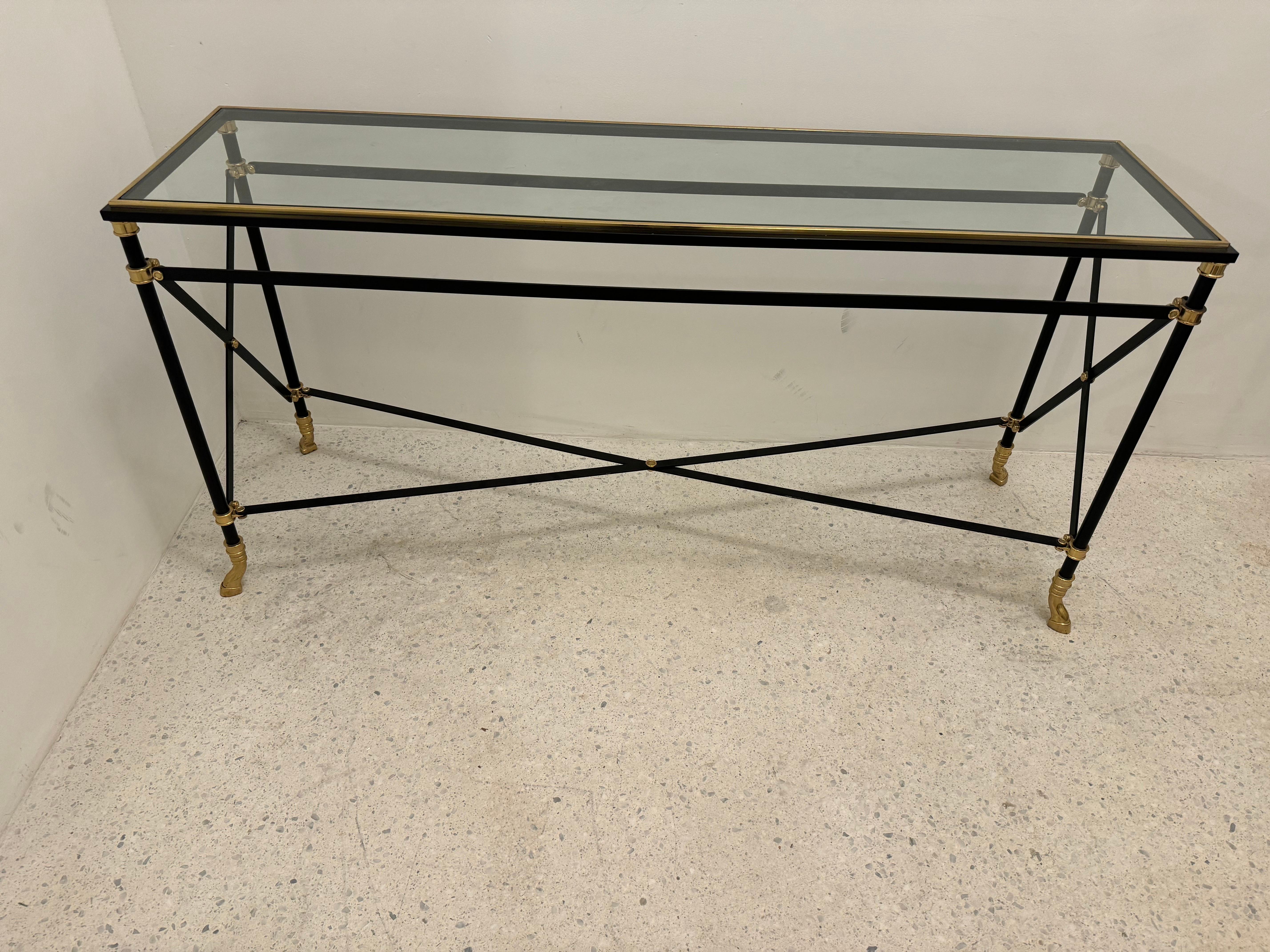 Mesa consola neoclásica de hierro ebonizado y latón con pies de pezuña, Francia, años 70 Latón en venta
