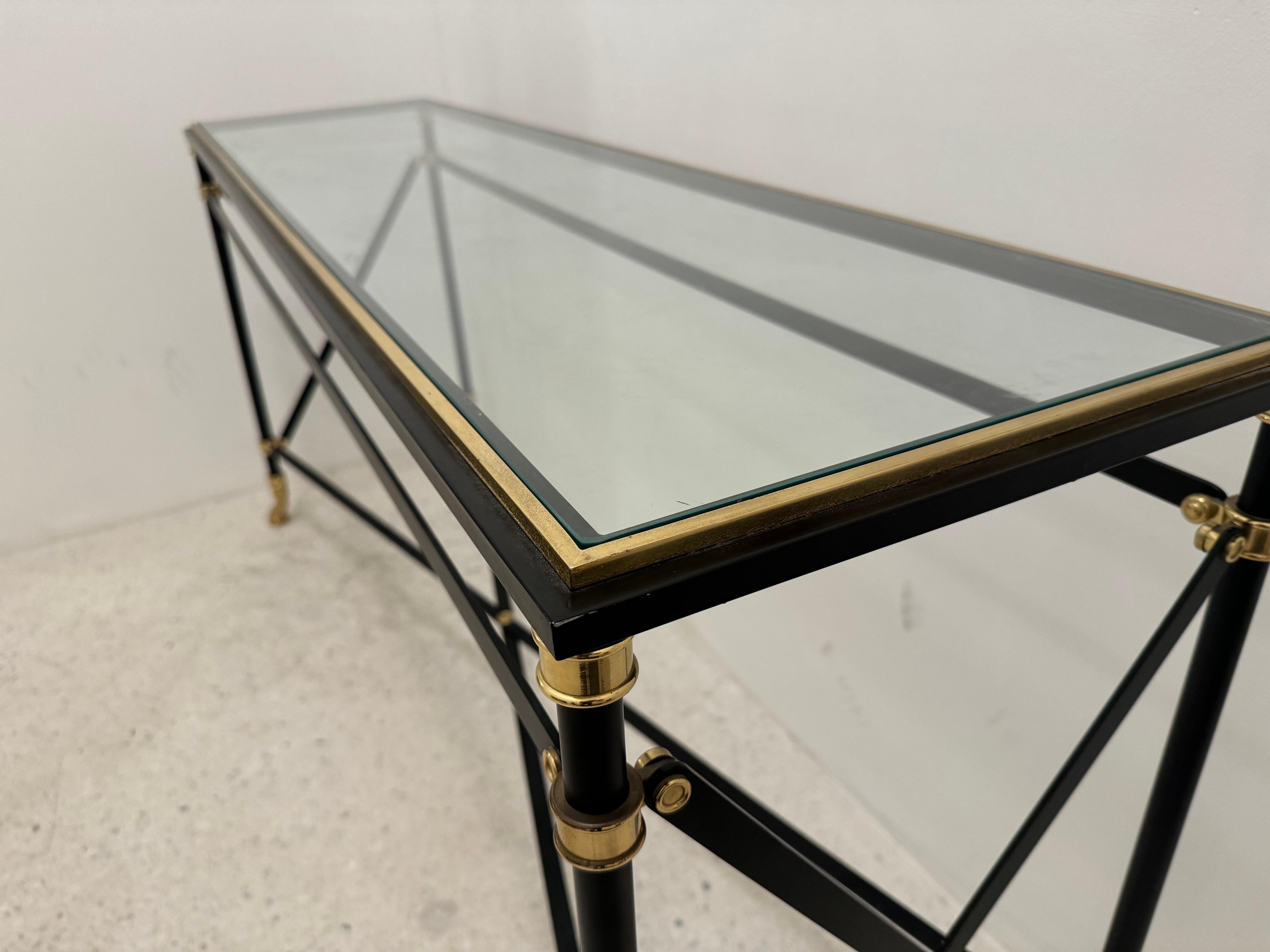 Mesa consola neoclásica de hierro ebonizado y latón con pies de pezuña, Francia, años 70 en venta 2