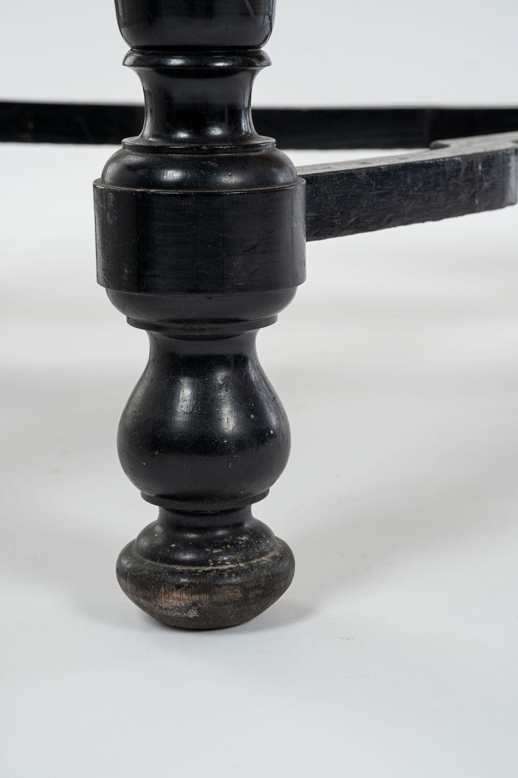 Neoklassizistischer schwedischer Konsolentisch aus Ebenholz, handgeschnitzt im Stil des Second Empire oder Napoleon III. Original schwarz lackiert, robuste, gedrechselte Beine, verbunden durch eine X-förmige Streckbank mit aufrechtem Mittelstück.