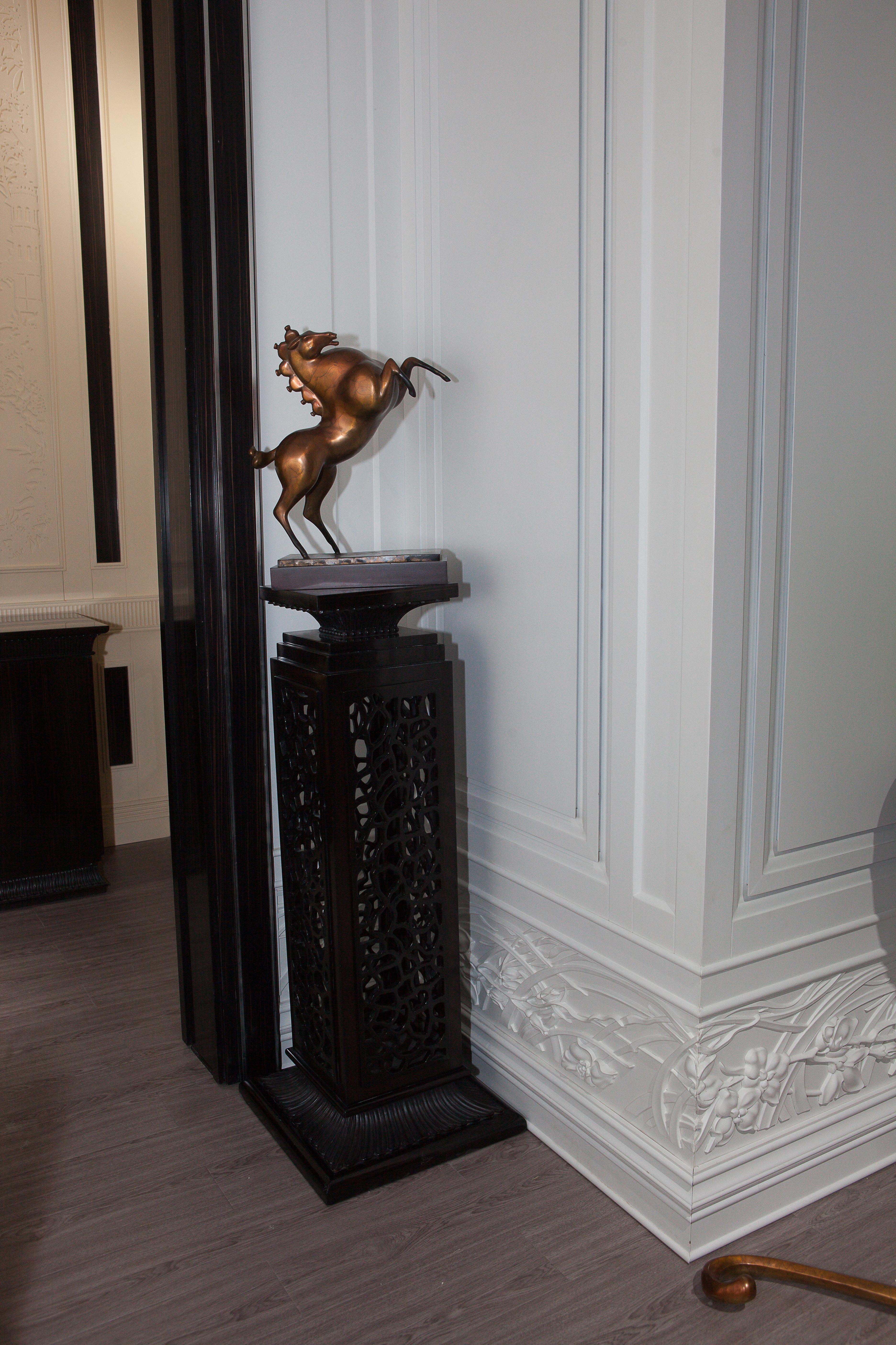 Neoclassical Ebony Solid Wood Pedestal with Openwork Carving

Introducing the Neoclassical Ebony Solid Wood Pedestal with Openwork Carving, a stunning addition to the 