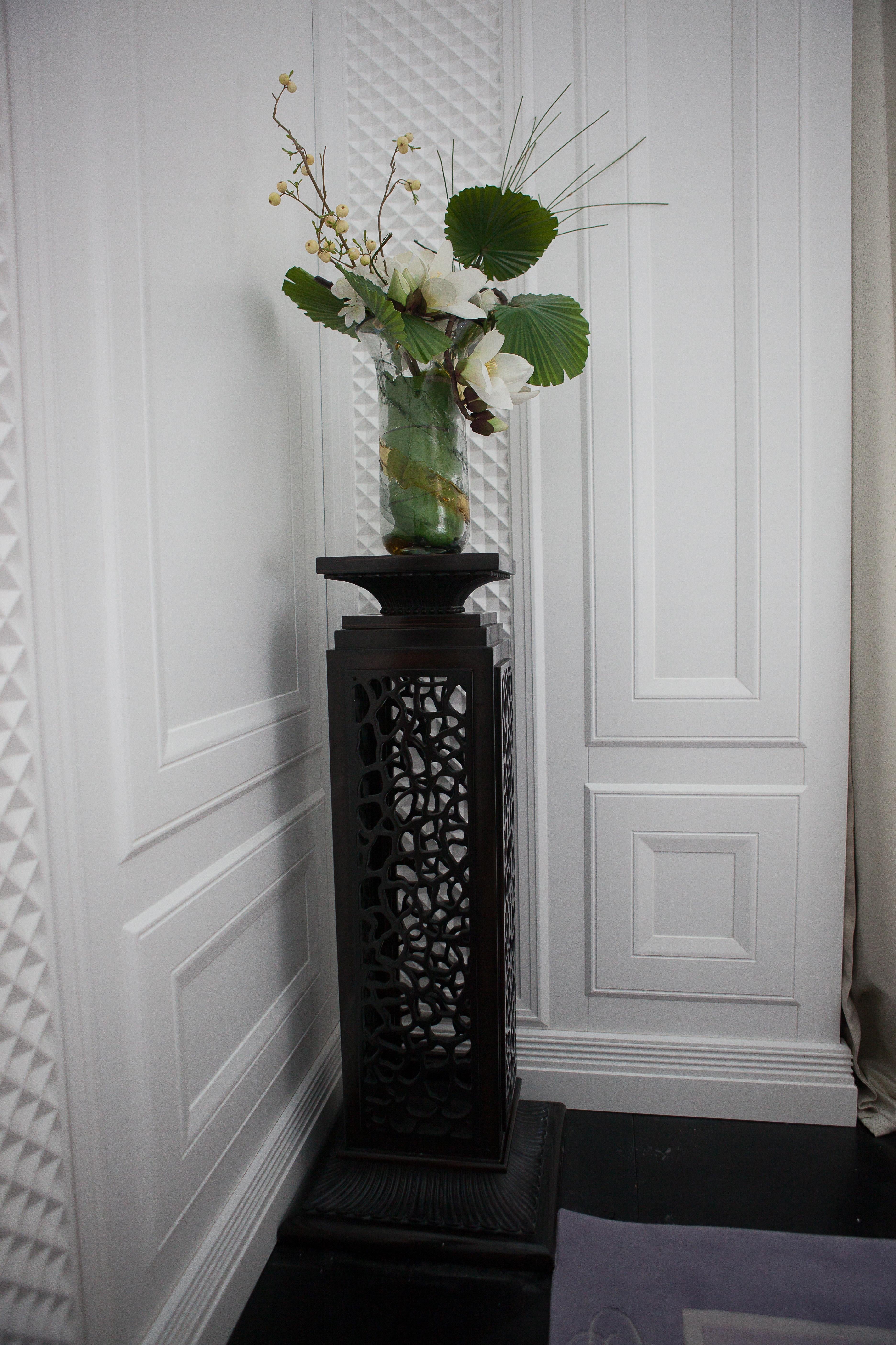 Hong Kong Neoclassical Ebony Solid Wood Pedestal with Openwork Carving For Sale