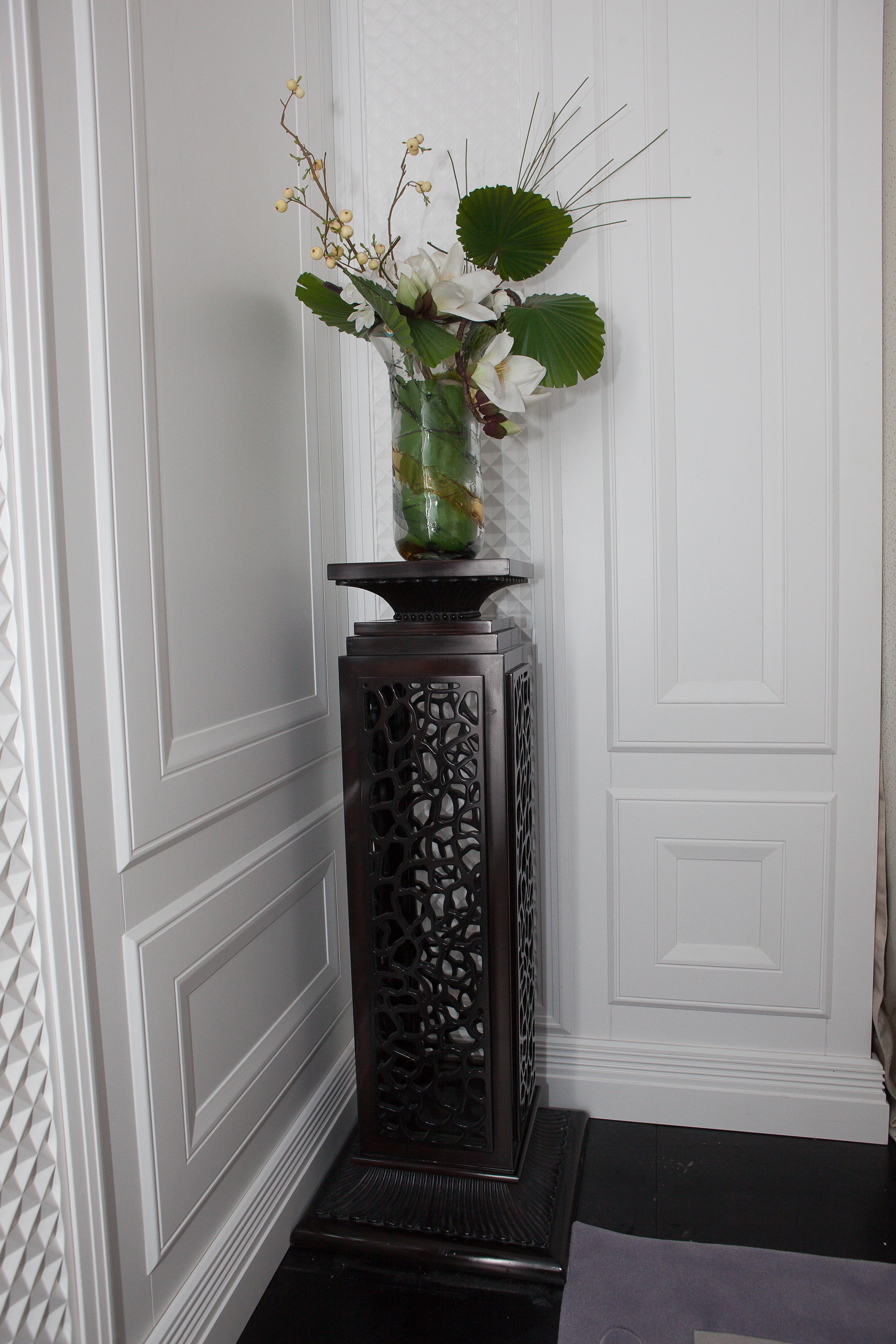 Neoclassical Ebony Solid Wood Pedestal with Openwork Carving In New Condition For Sale In Hong Kong, HK