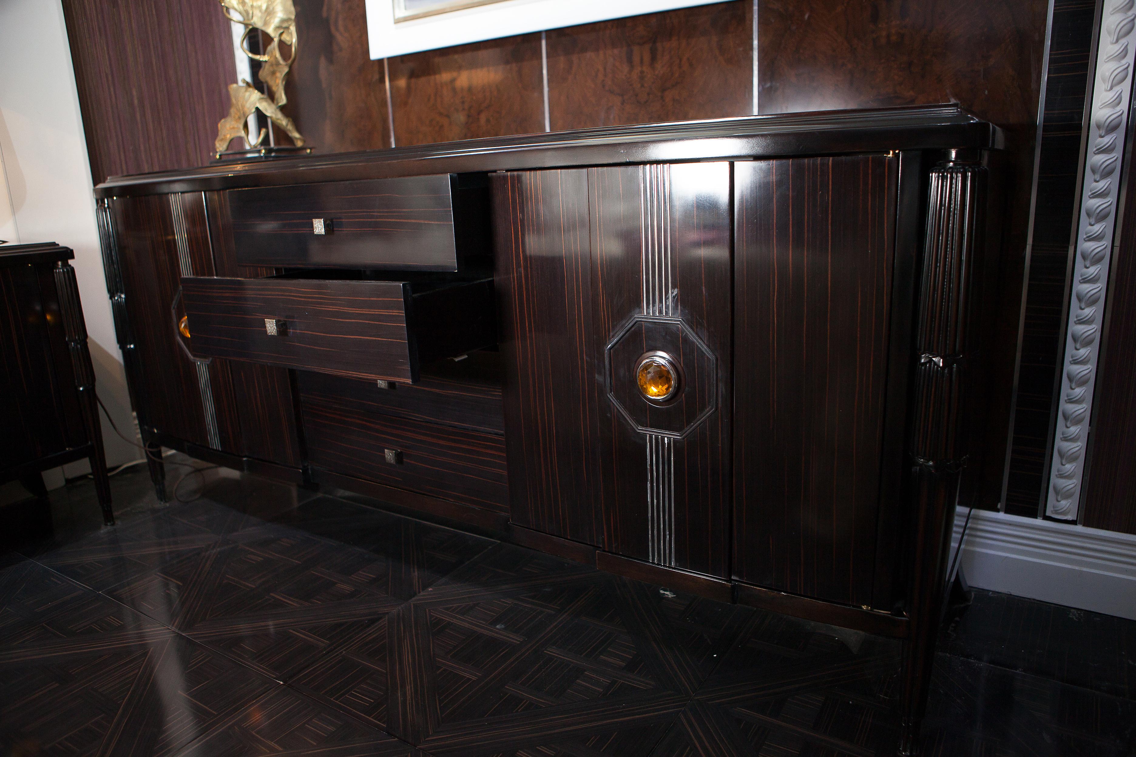 Comò neoclassico in legno d'ebano decorato con vetro artistico in vendita 1