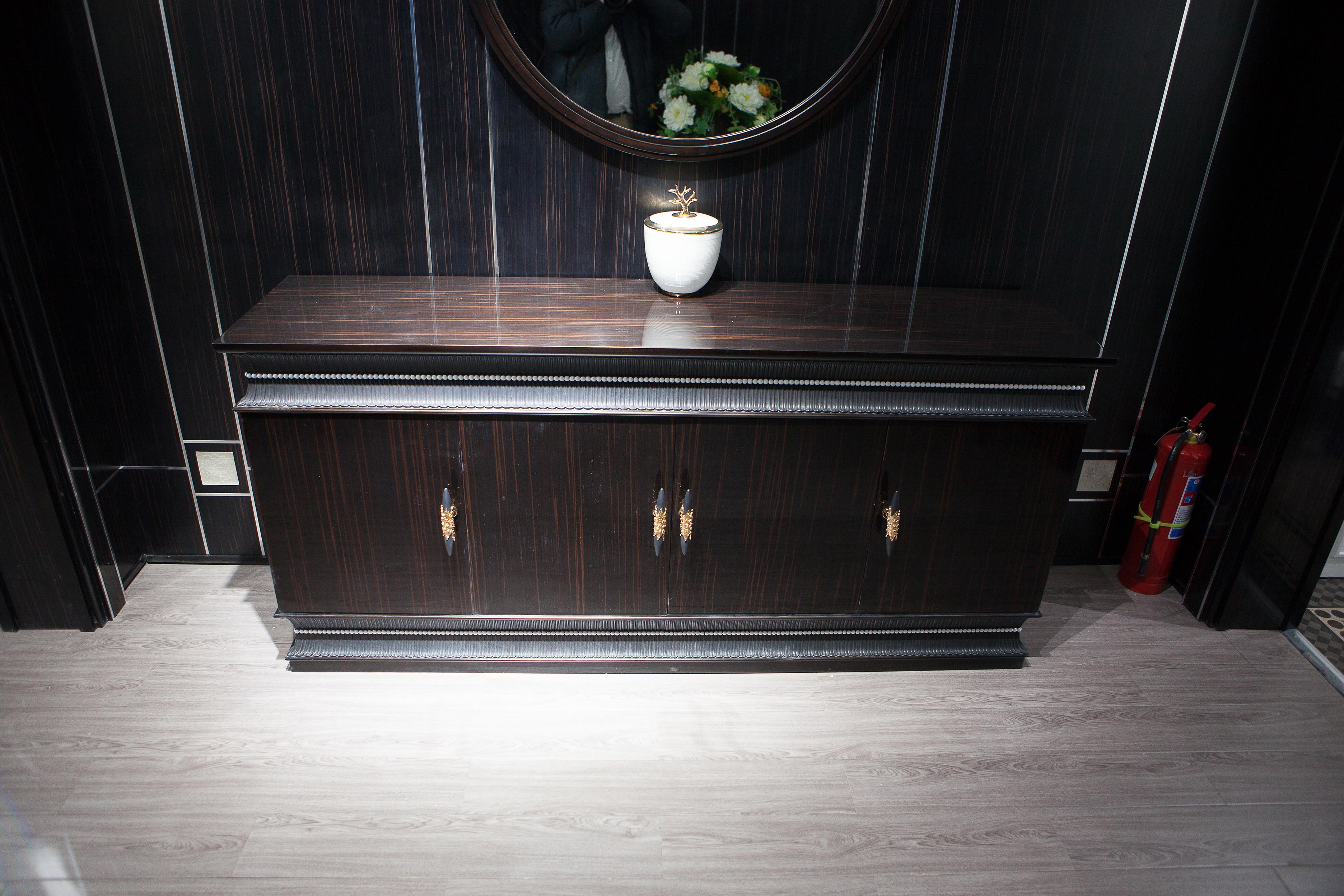 Neoclassico Comò neoclassico in Wood Ebony con maniglie d'arte italiane su misura in vendita