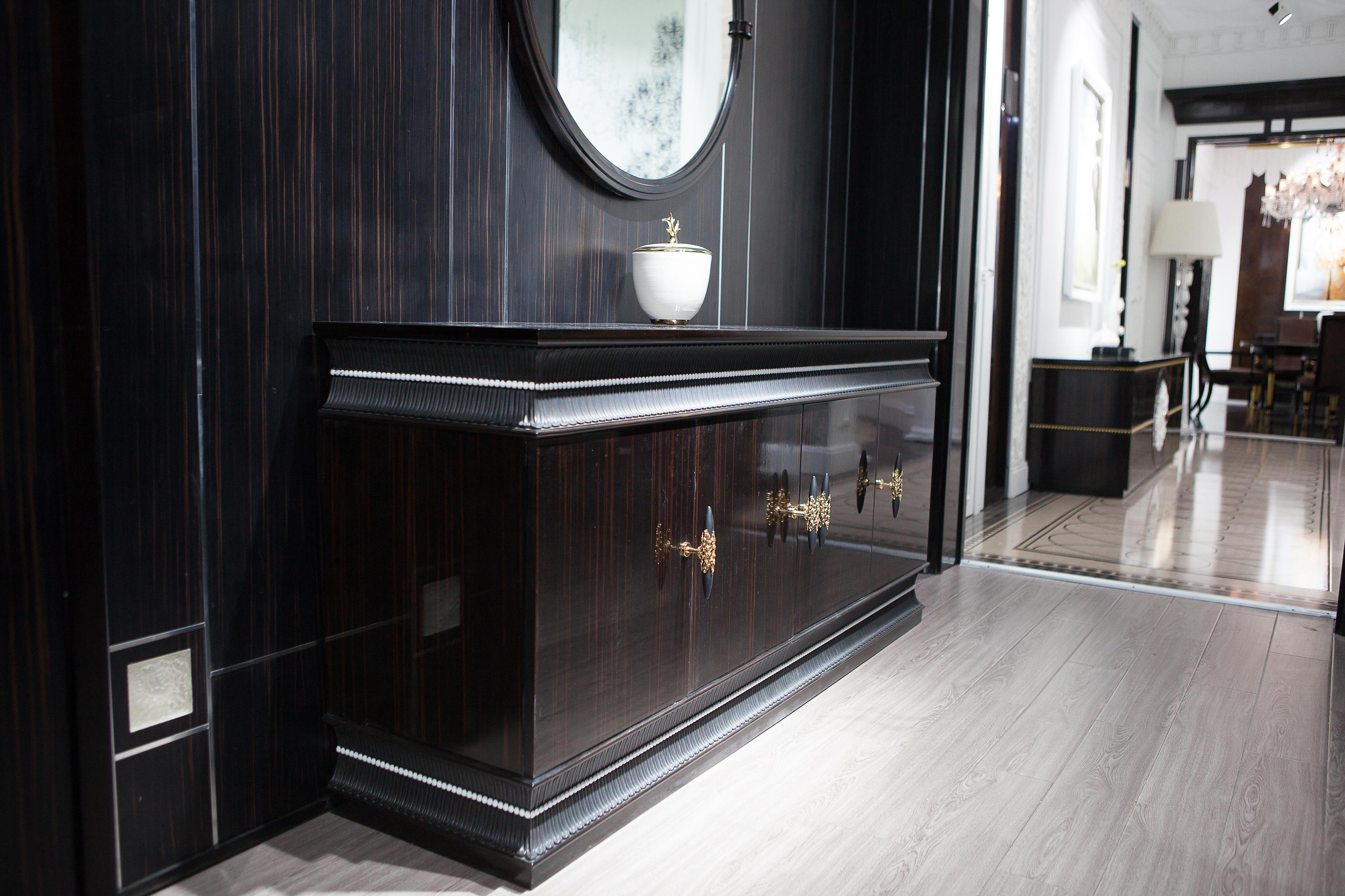 Hong Kong Comò neoclassico in Wood Ebony con maniglie d'arte italiane su misura in vendita