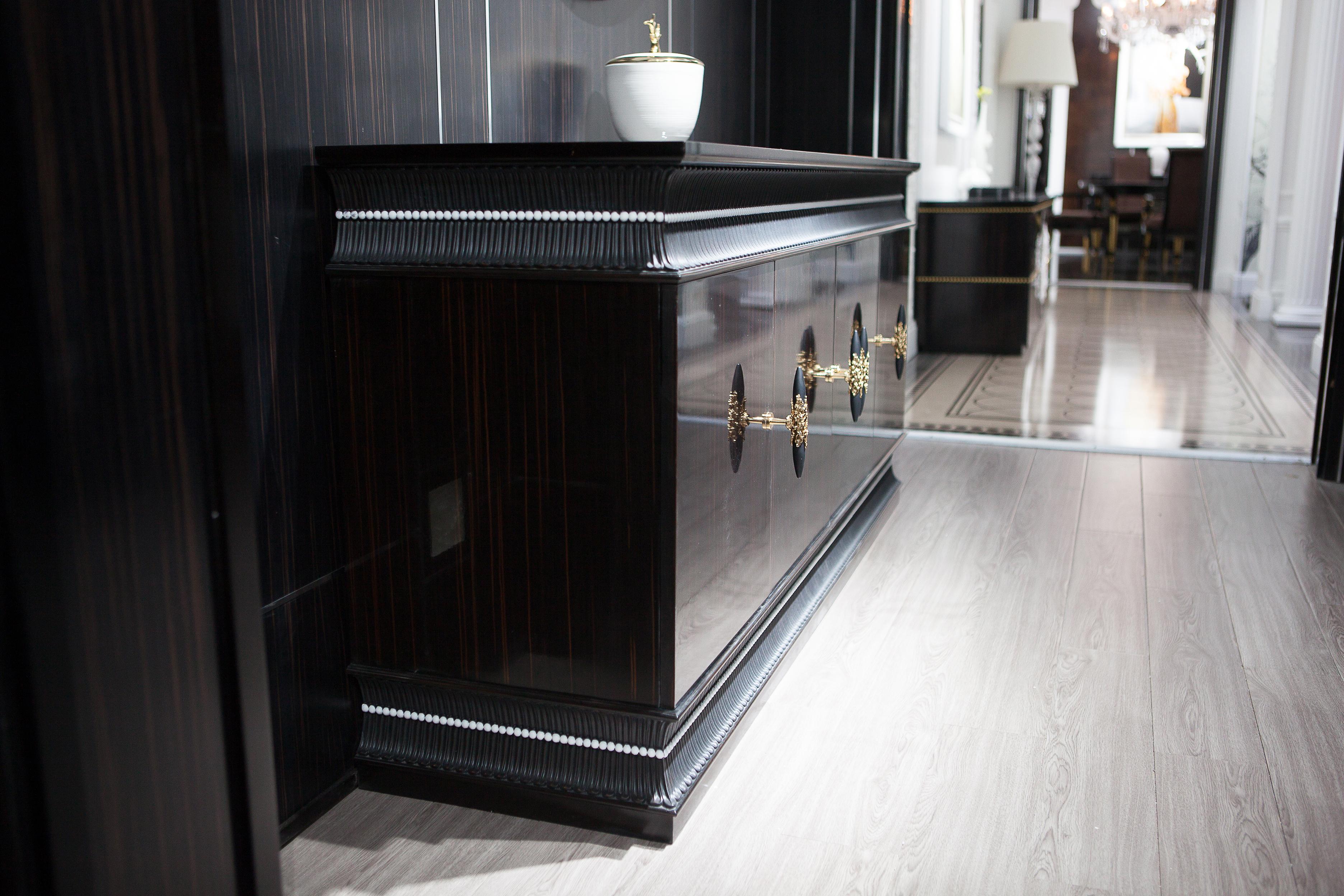 Intagliato a mano Comò neoclassico in Wood Ebony con maniglie d'arte italiane su misura in vendita