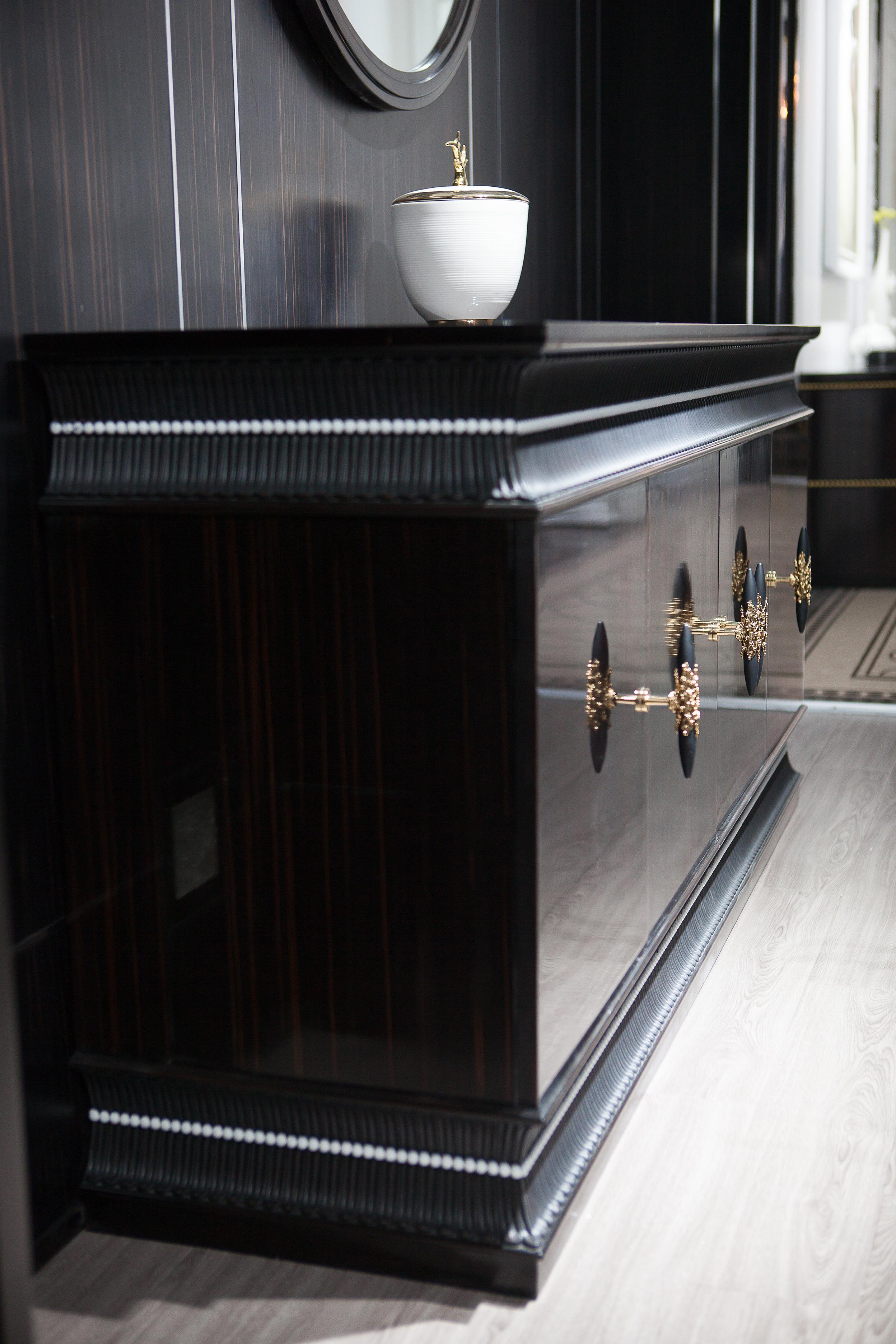 Comò neoclassico in Wood Ebony con maniglie d'arte italiane su misura In condizioni Nuovo in vendita a Hong Kong, HK