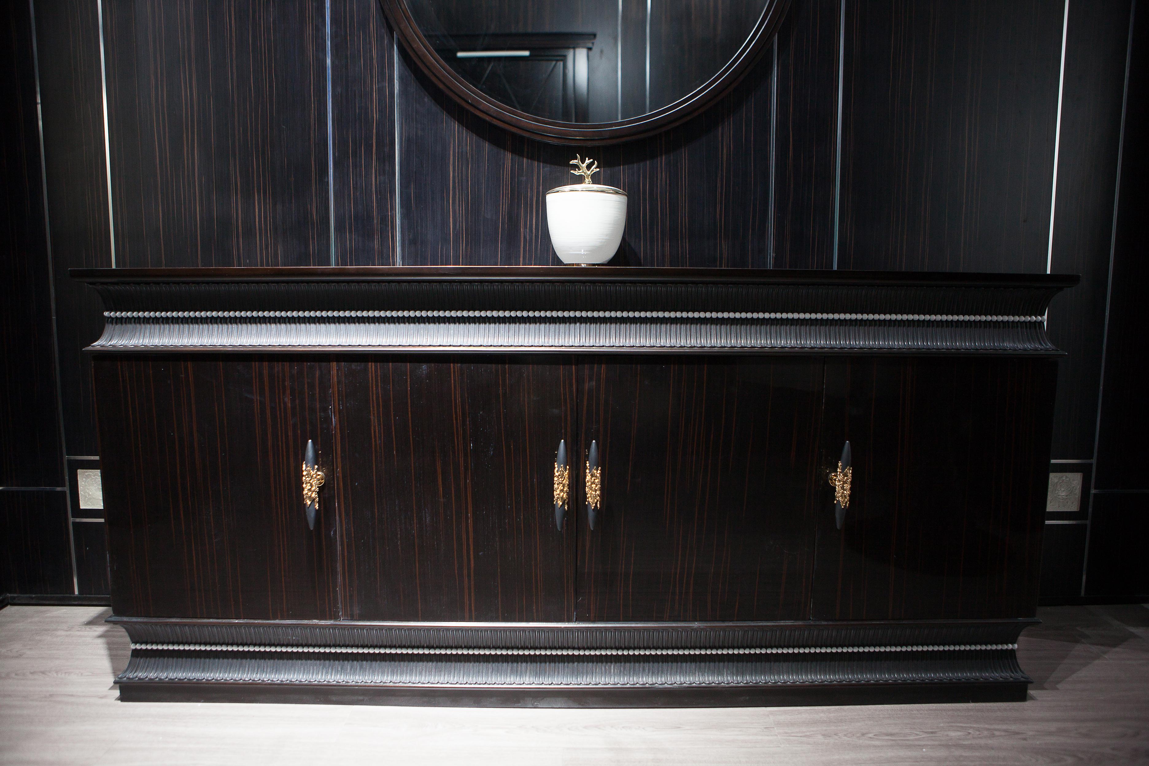 XXI secolo e contemporaneo Comò neoclassico in Wood Ebony con maniglie d'arte italiane su misura in vendita